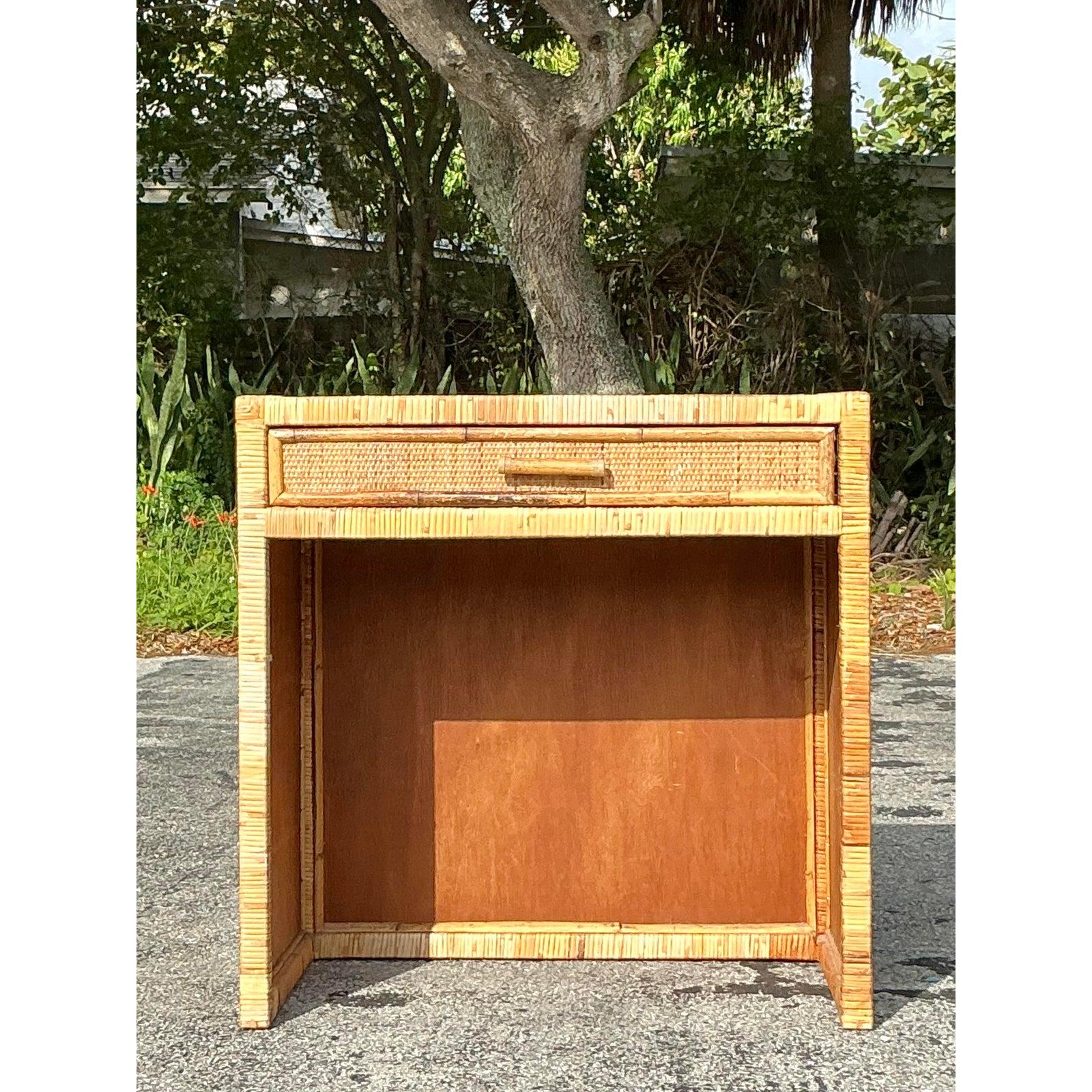 Scrivania vintage in rattan intrecciato In condizioni buone in vendita a west palm beach, FL