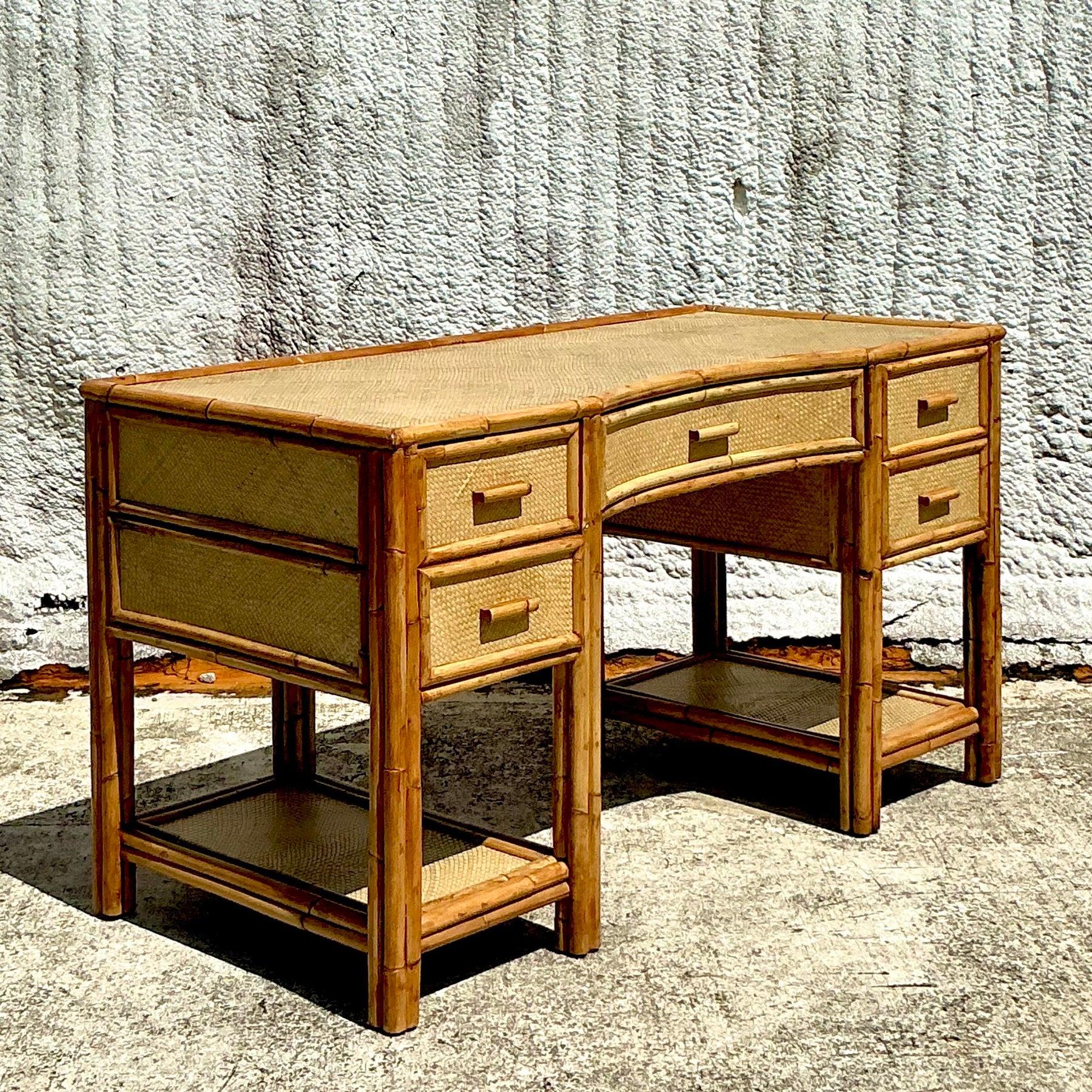 Bureau vintage en rotin tressé Bon état - En vente à west palm beach, FL