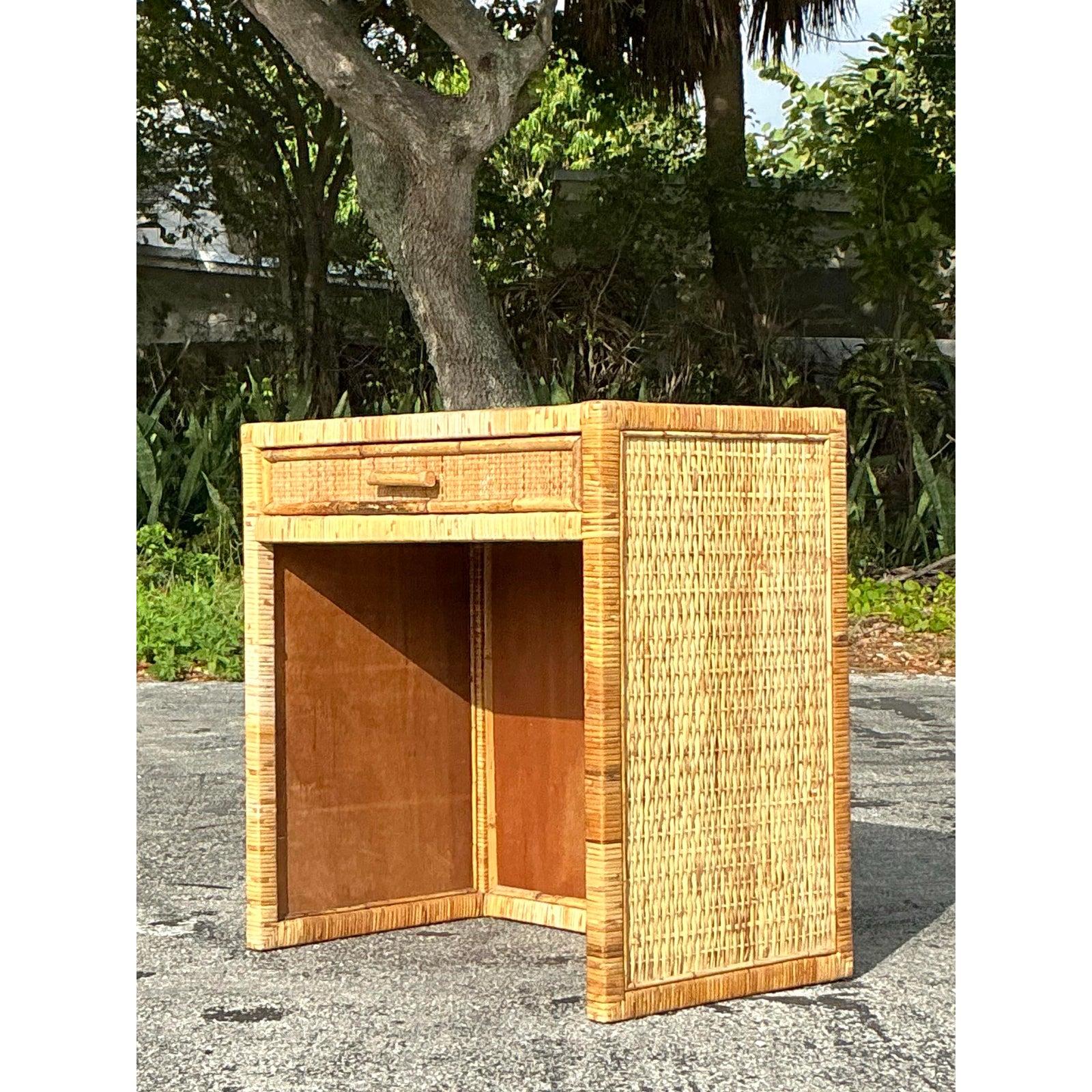 XX secolo Scrivania vintage in rattan intrecciato in vendita