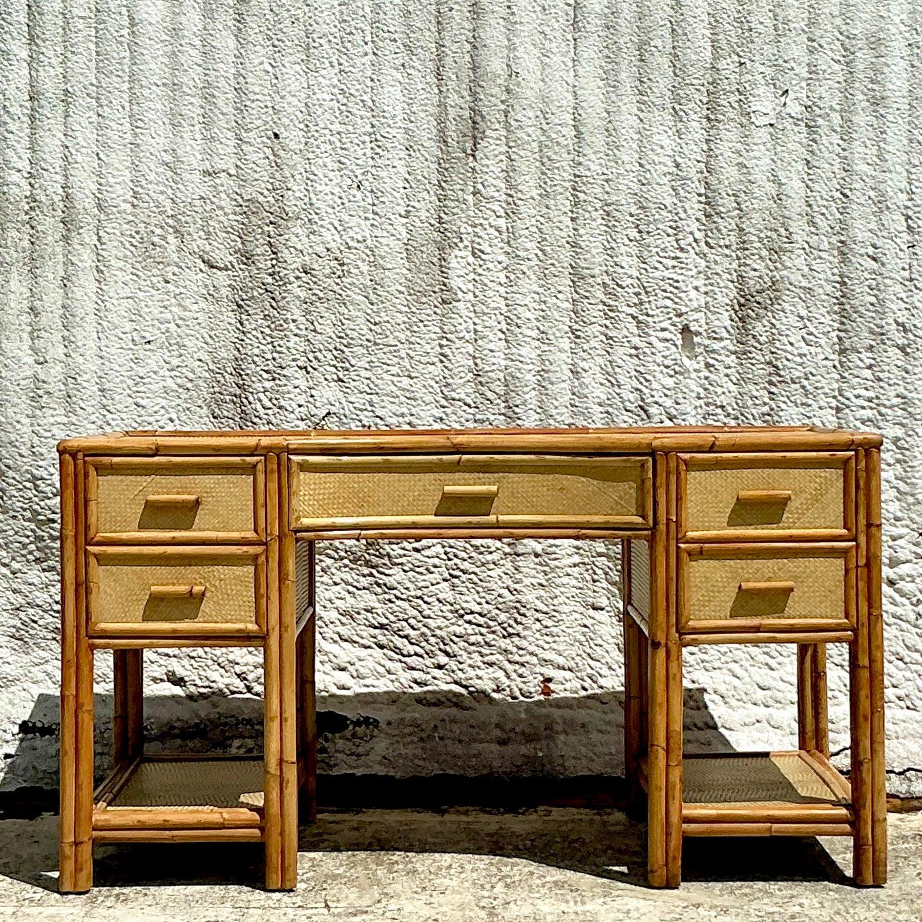 Bureau vintage en rotin tressé en vente 1