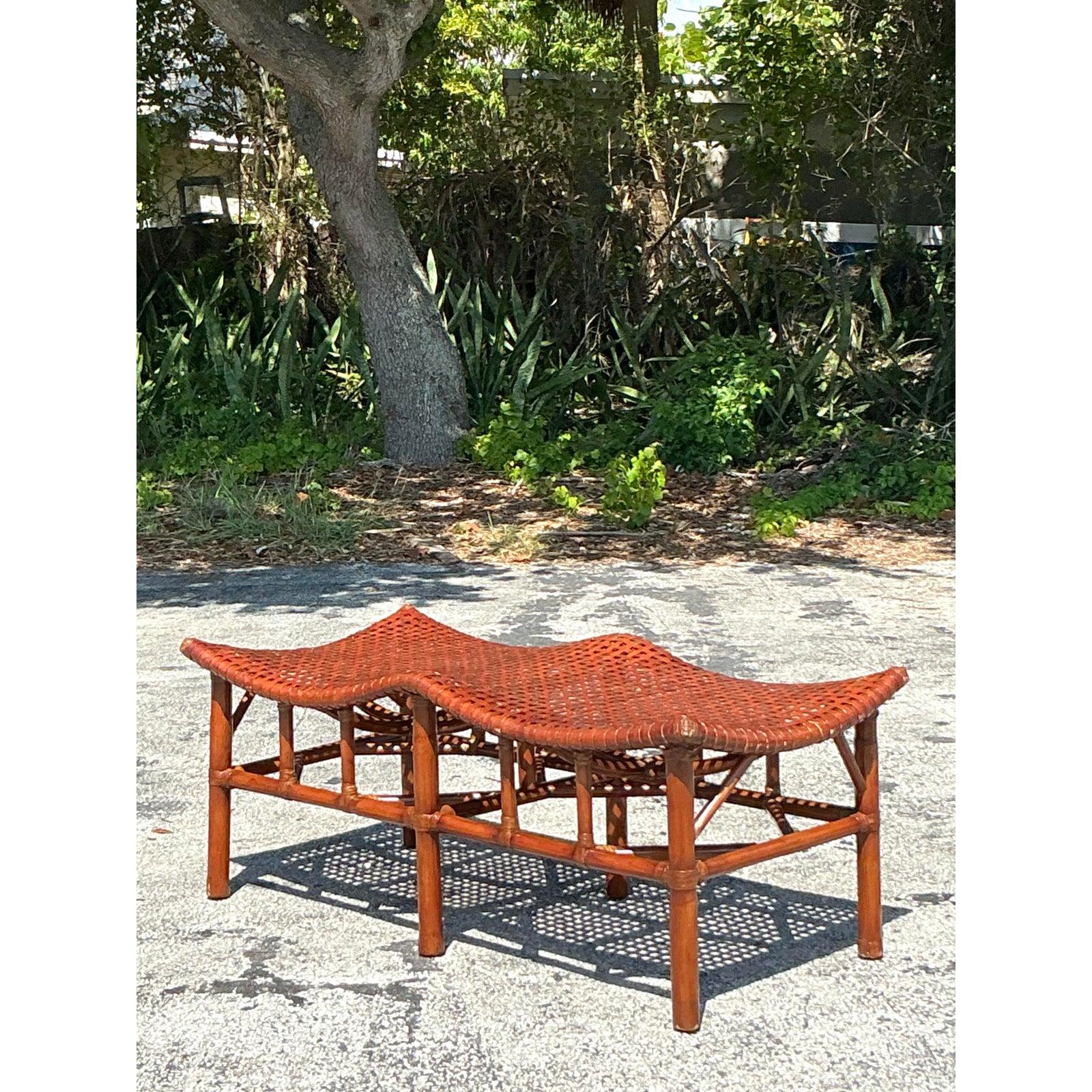 Banc vintage en cuir brut et rotin tissé de côte d'après McGuire en vente 3