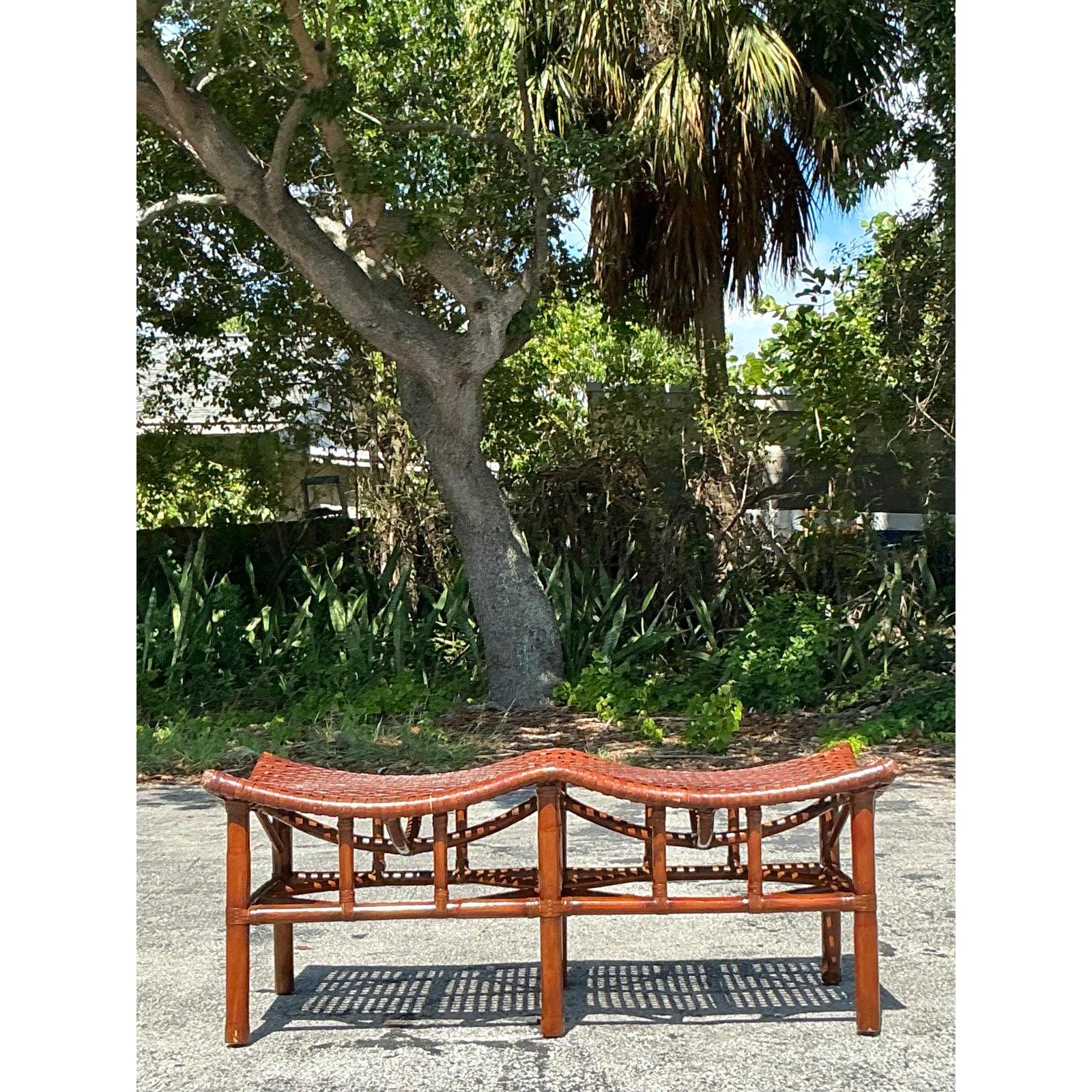 Organique Banc vintage en cuir brut et rotin tissé de côte d'après McGuire en vente