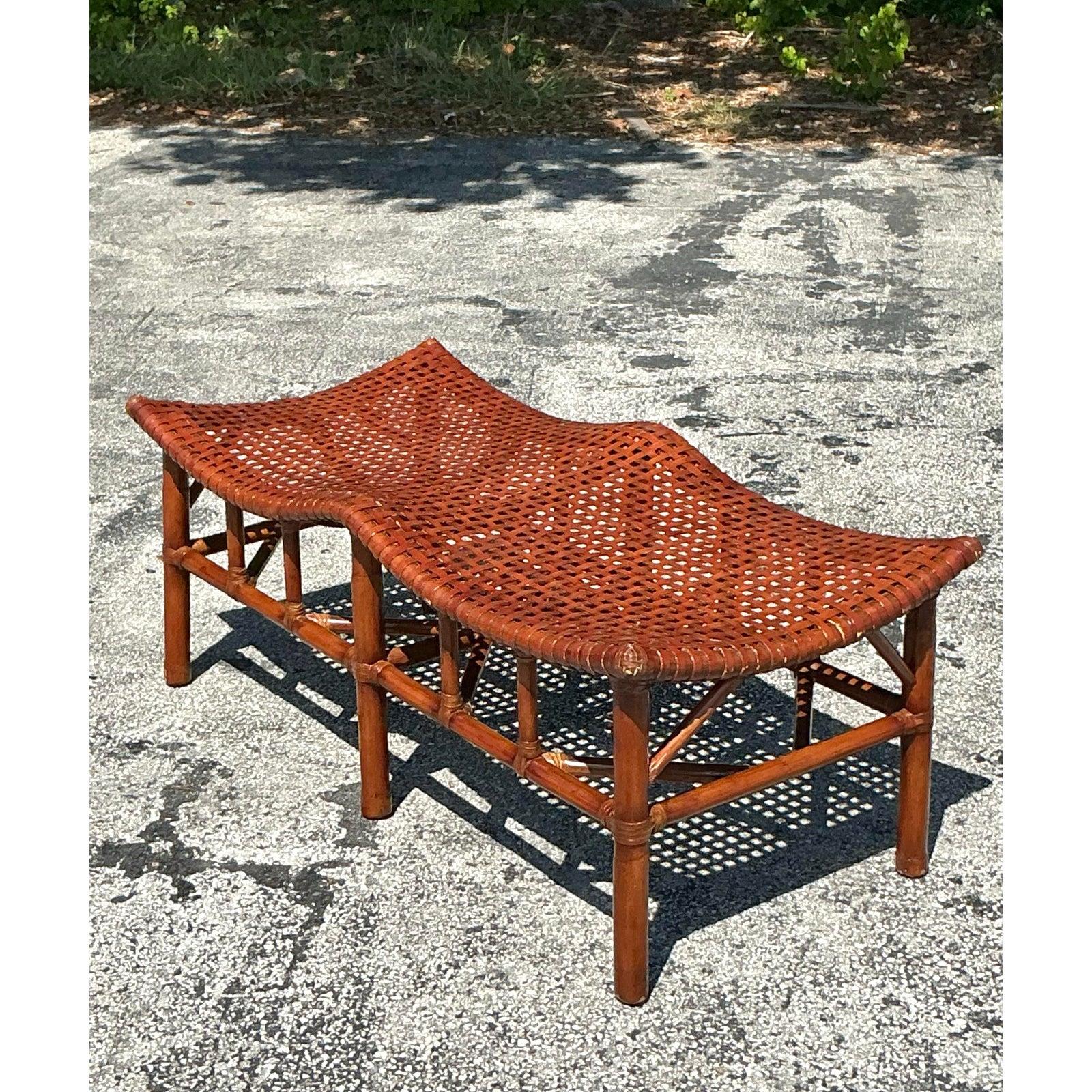 Philippin Banc vintage en cuir brut et rotin tissé de côte d'après McGuire en vente