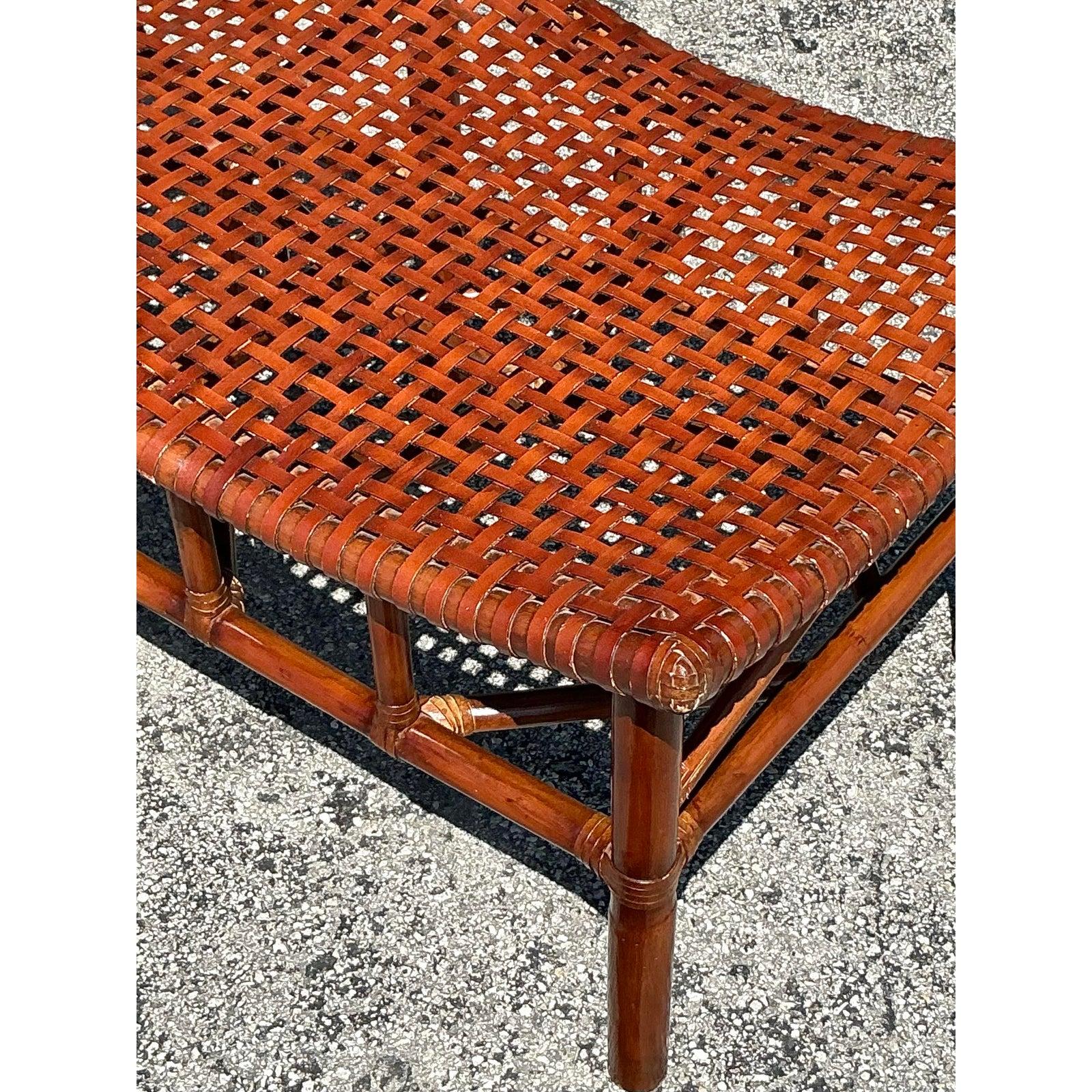Banc vintage en cuir brut et rotin tissé de côte d'après McGuire Bon état - En vente à west palm beach, FL