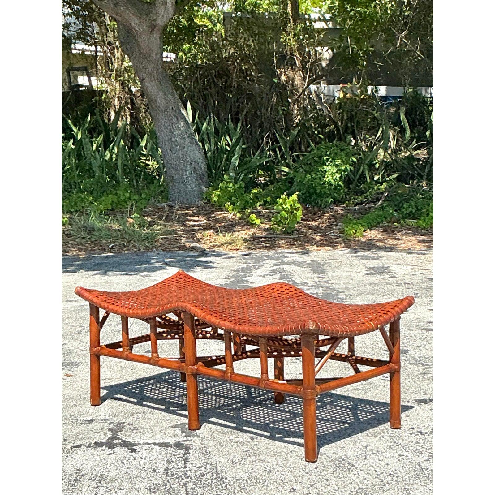20ième siècle Banc vintage en cuir brut et rotin tissé de côte d'après McGuire en vente