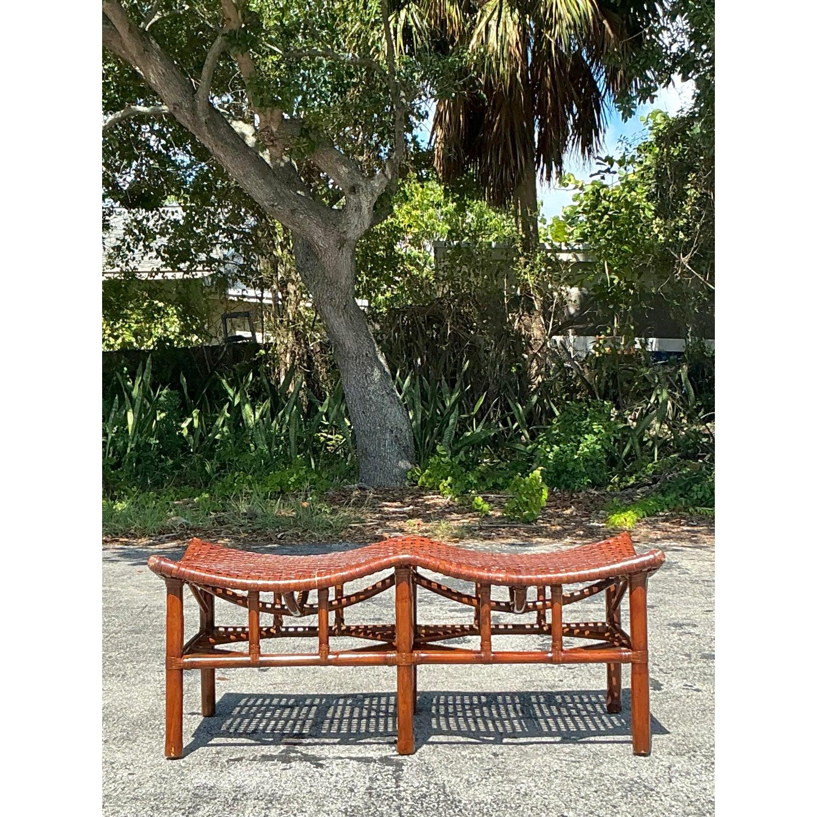 Banc vintage en cuir brut et rotin tissé de côte d'après McGuire en vente 1