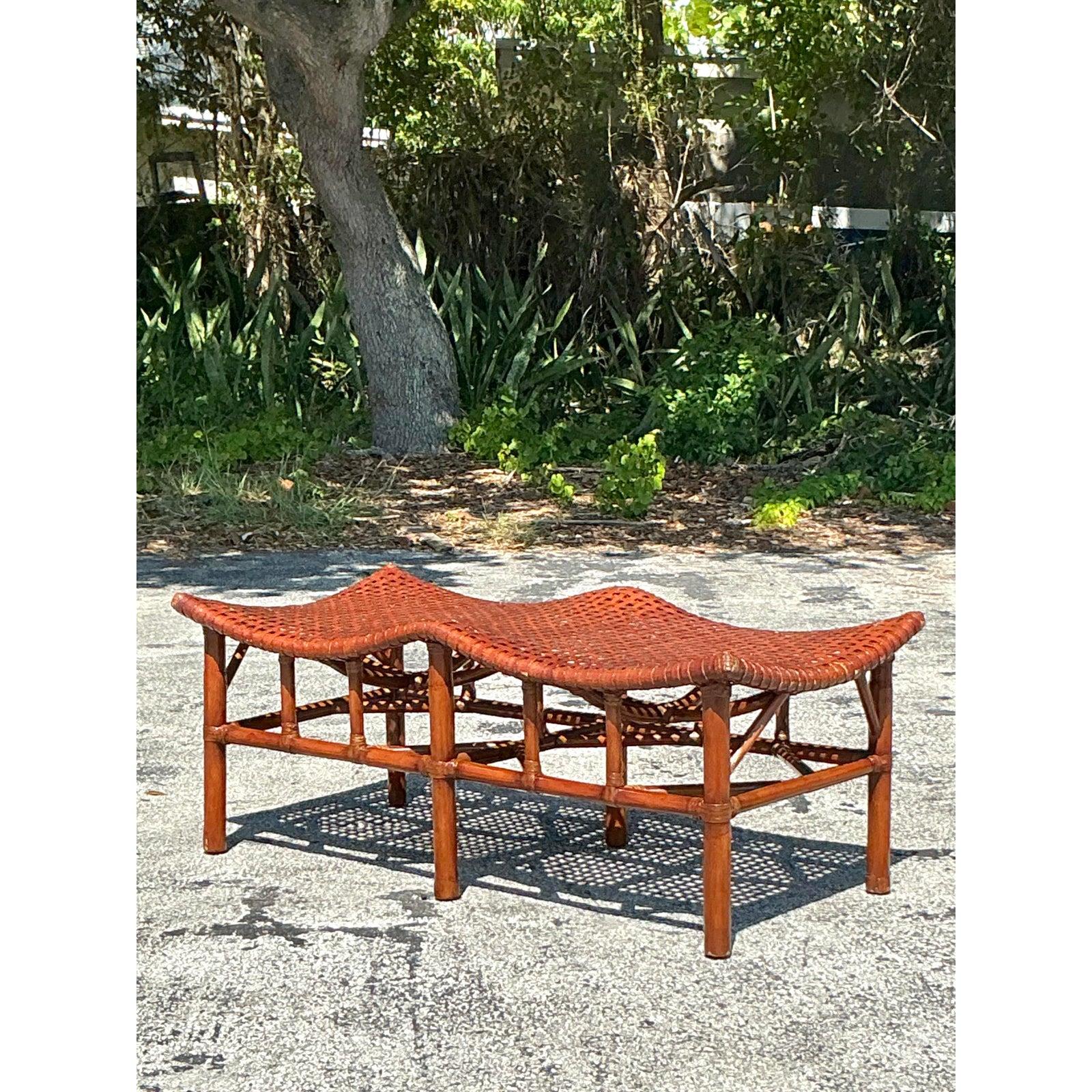 Banc vintage en cuir brut et rotin tissé de côte d'après McGuire en vente 2