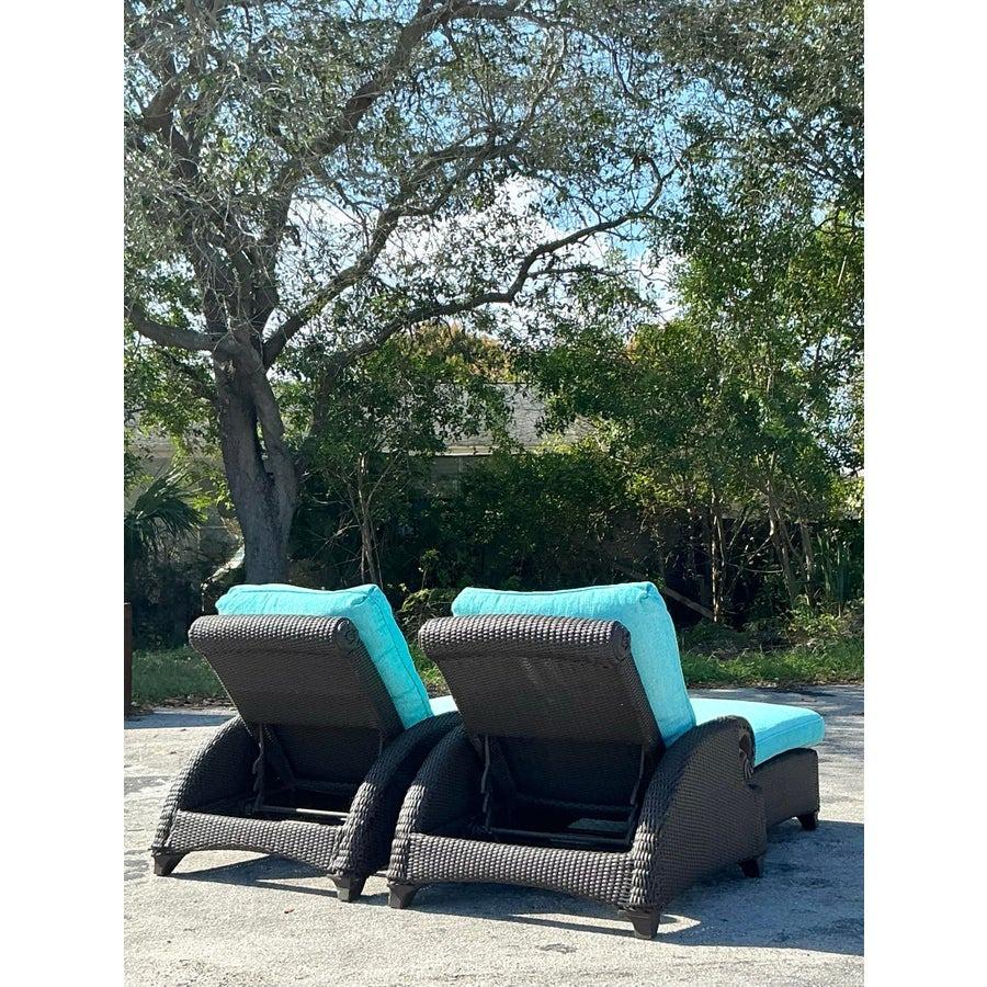 Moderno Chaise Lounges in rattan intrecciato vintage della costa - una coppia in vendita