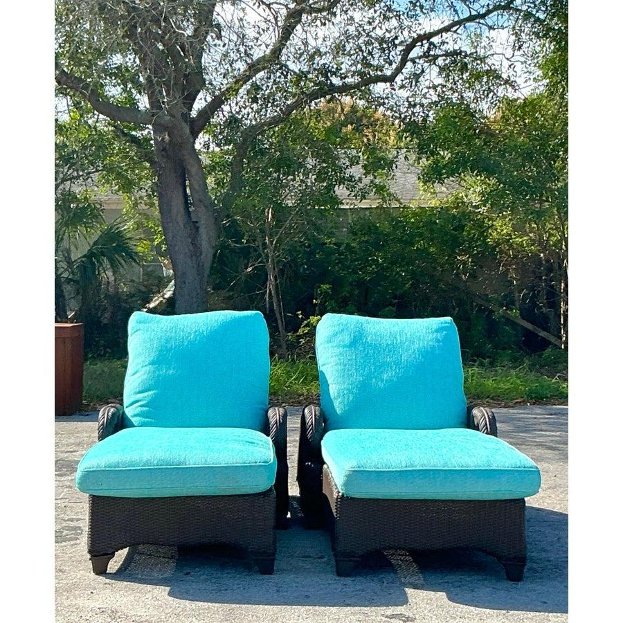 XX secolo Chaise Lounges in rattan intrecciato vintage della costa - una coppia in vendita