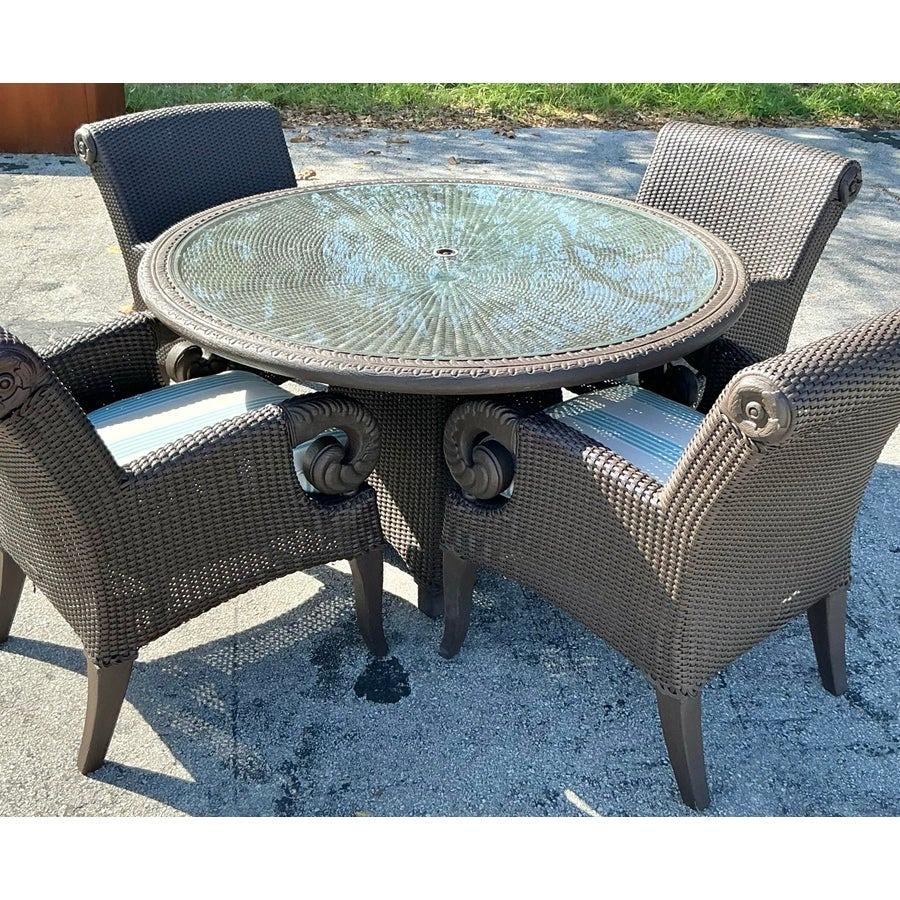 Transformez votre espace de repas extérieur ou intérieur avec cette exquise table de repas vintage en résine tressée en rotin. D'inspiration côtière, cette table est dotée d'un plateau rond en verre et de détails tissés complexes qui ajoutent de la