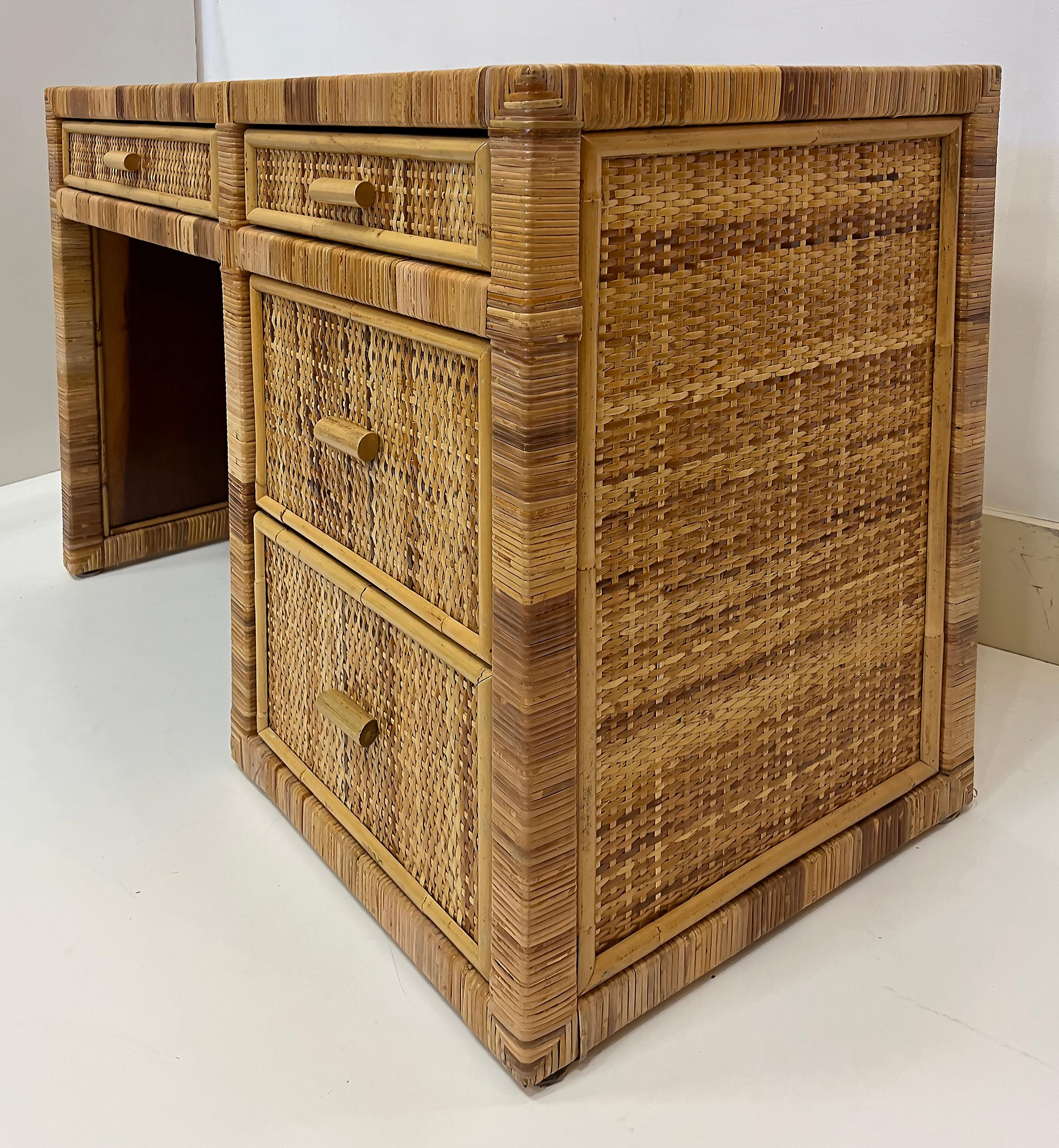 Vintage Coastal Woven Split Rattan Kneehole Desk mit vier Schubladen  im Angebot 1