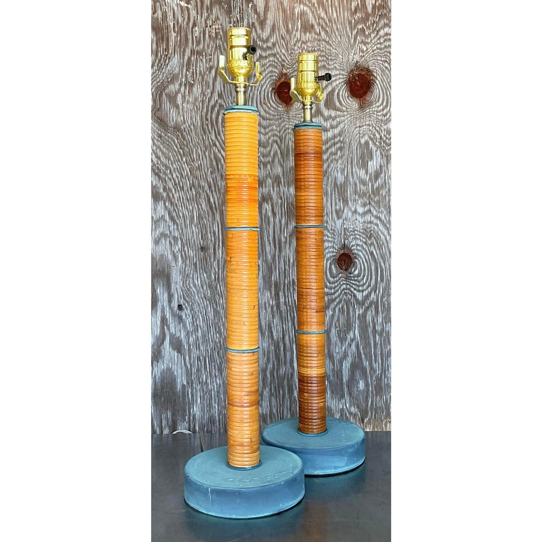 XX secolo Lampade a colonna in canna a matita avvolte, vintage, una coppia in vendita