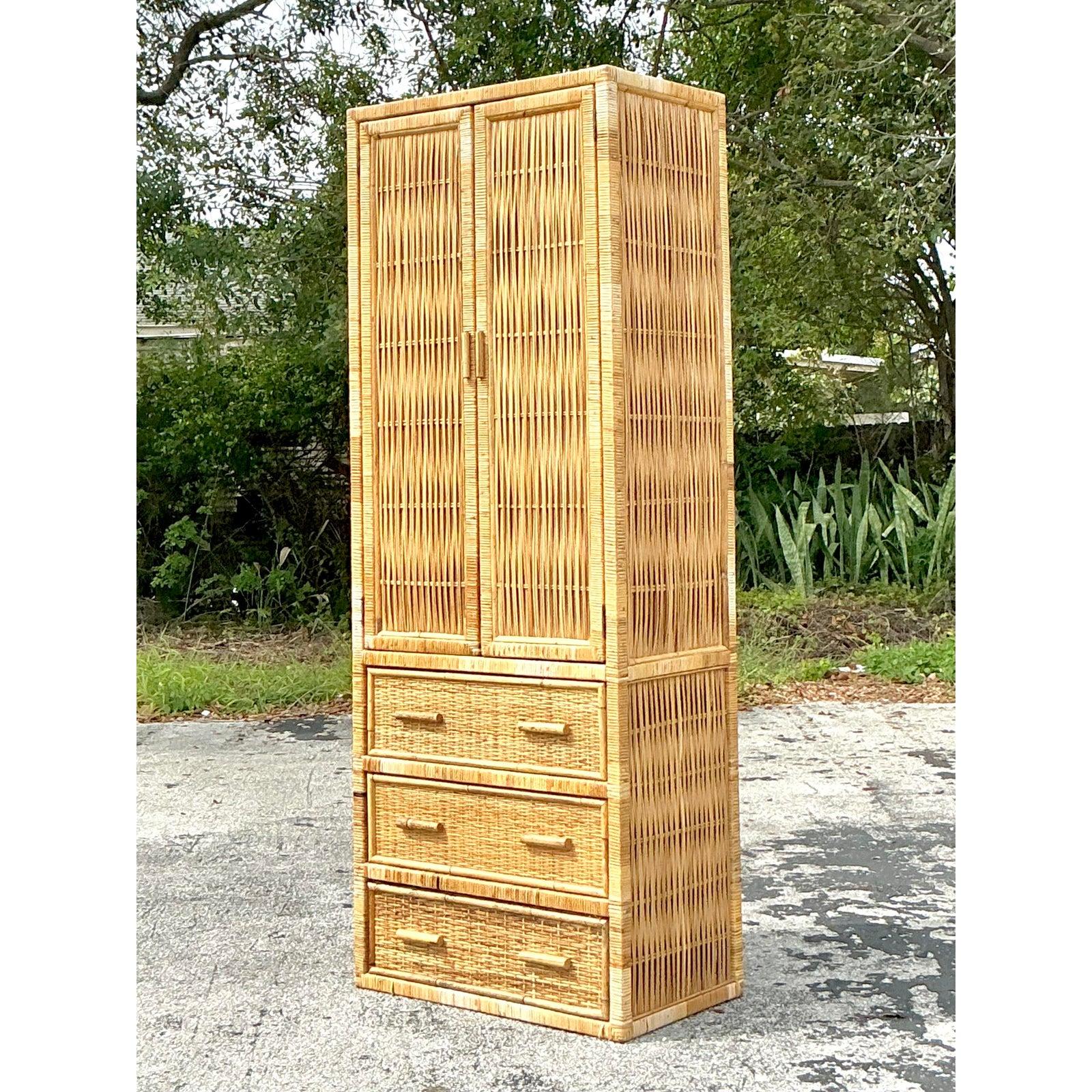 Apportez un charme côtier sans effort à votre espace avec cette superbe armoire en rotin enveloppée de vintage. Doté d'un extérieur en rotin magnifiquement tressé et d'une silhouette haute et élégante, ce meuble offre un mélange parfait de style et