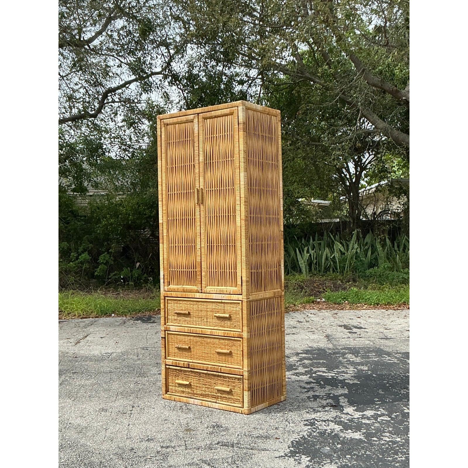 Philippin Armoire Vintage en Rotin Enveloppée Côtière en vente