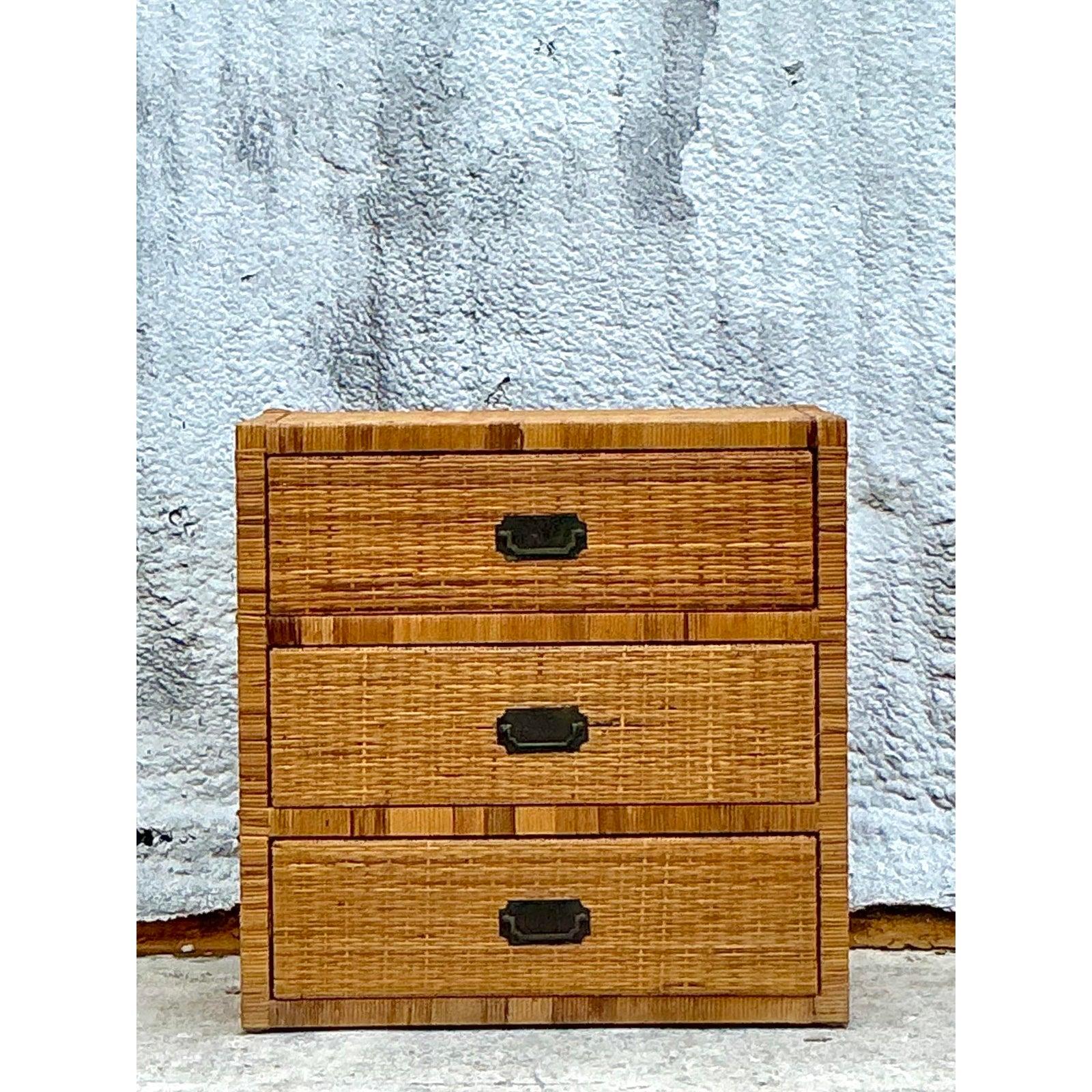 Plongez votre intérieur dans l'allure captivante de cette commode Vintage Coastal Wrapped Rattan, véritable témoignage d'un artisanat méticuleux et d'un design intemporel. Cette exquise commode en rotin présente une silhouette entièrement