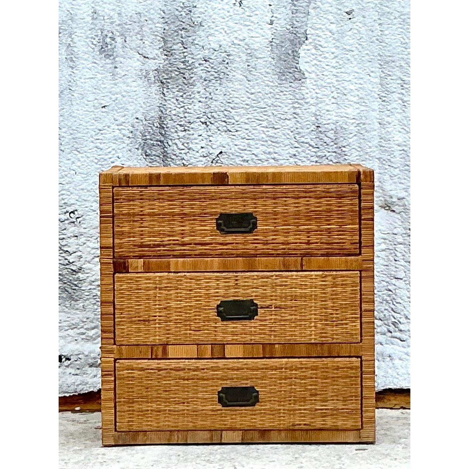 Métal Commode vintage en rotin enveloppé de la côte