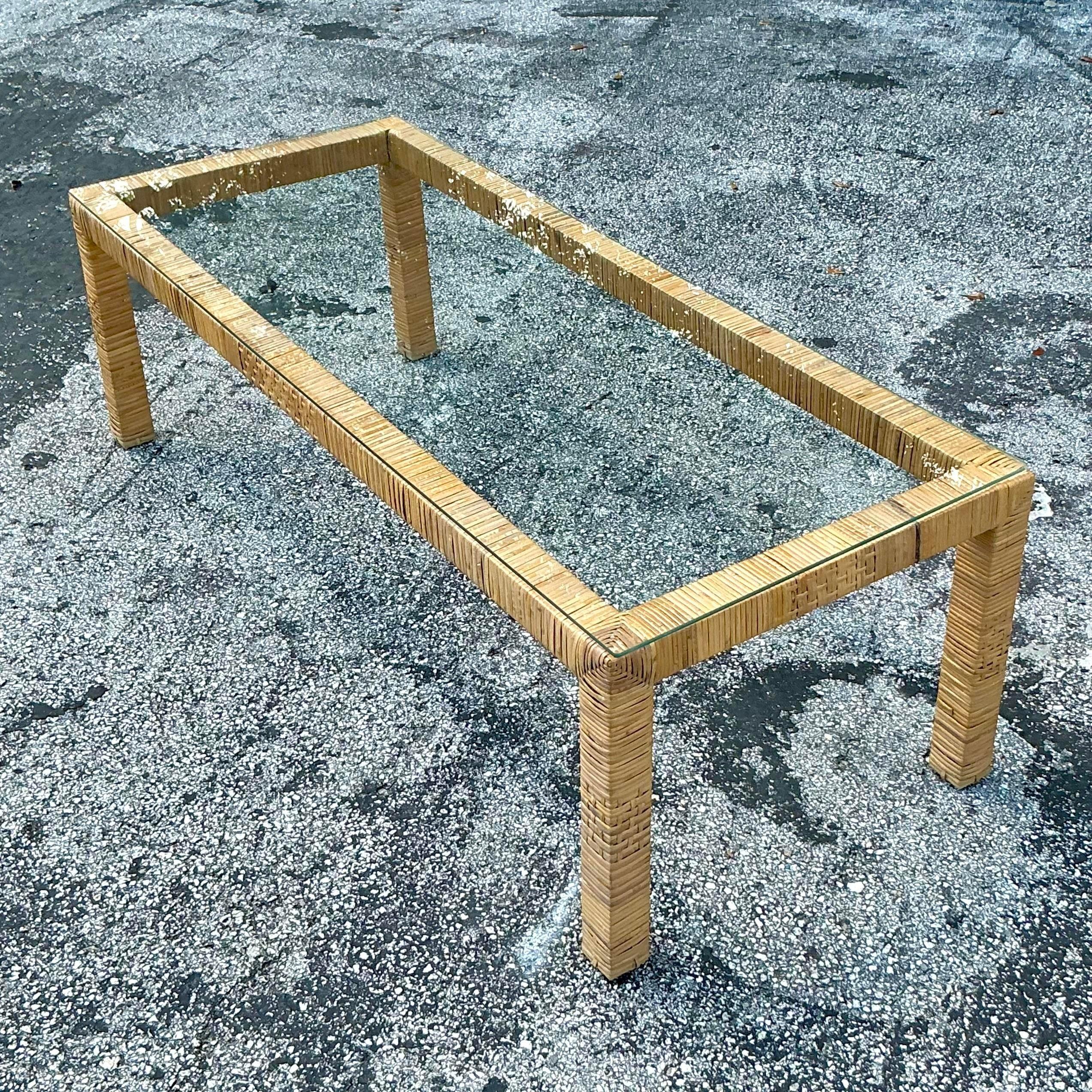 Améliorez votre décor côtier avec cette table basse en rotin enveloppé Vintage Coastal. Dotée d'une base en rotin méticuleusement enveloppée et d'une finition naturelle chic, cette table apporte une touche d'élégance balnéaire et de sophistication