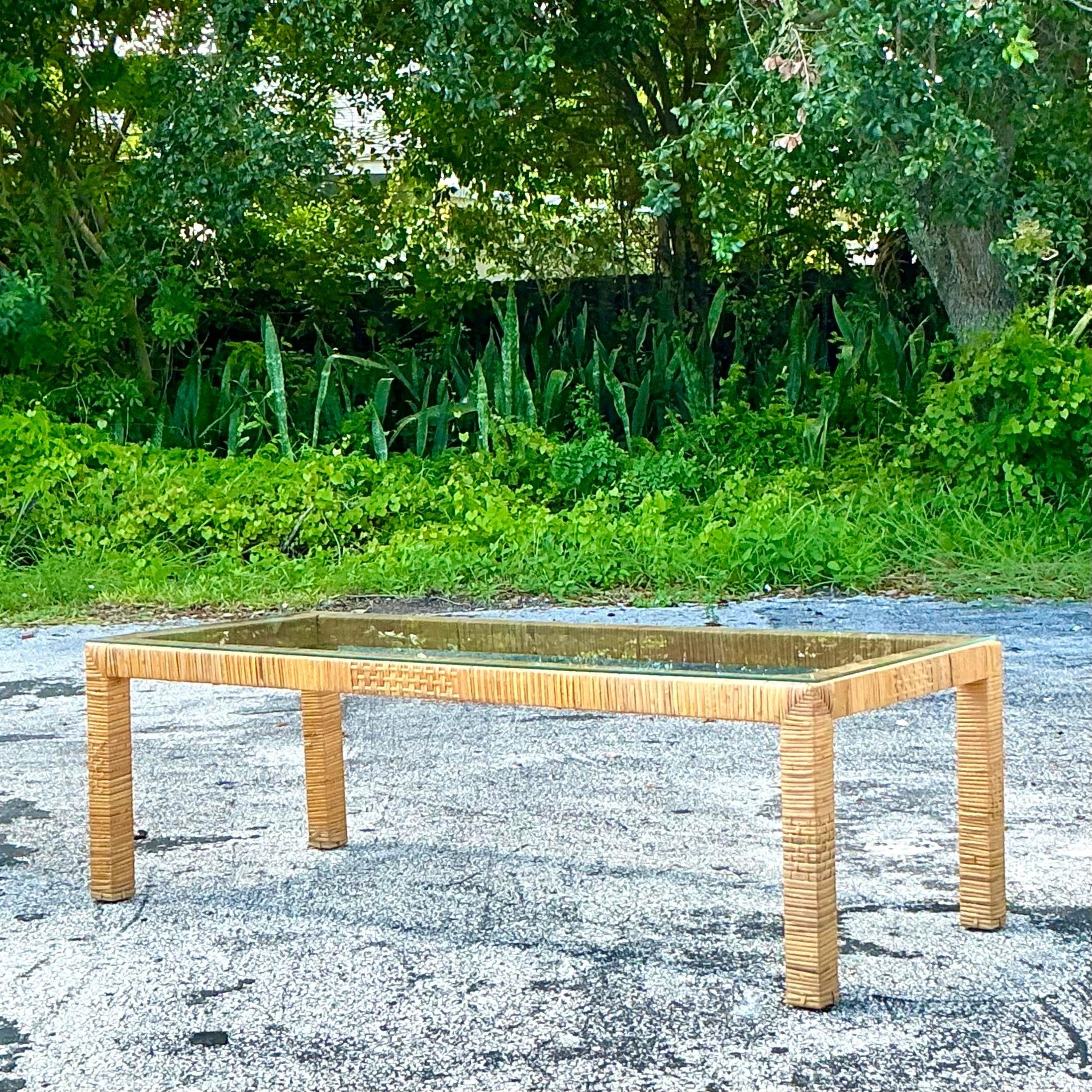 Rotin Table basse vintage en rotin enveloppé de côte en vente