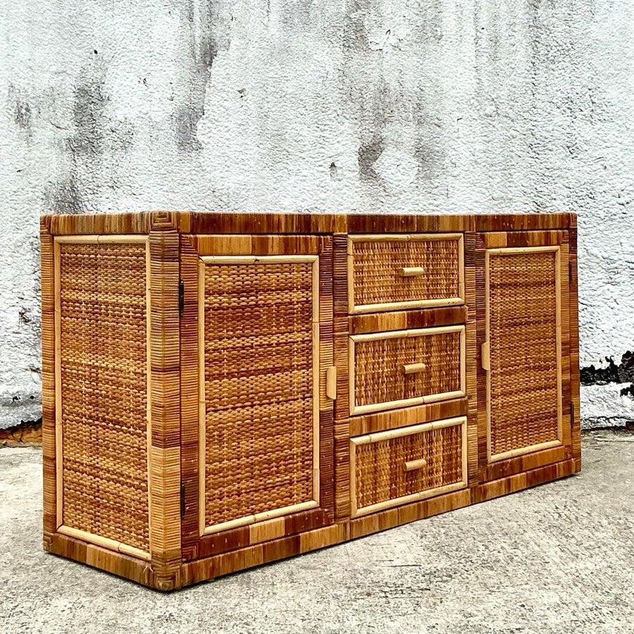 Eleganza costiera e rilassata in casa tua con questa credenza vintage in rattan avvolto. Realizzata in rattan naturale, questa credenza presenta un design avvolgente e strutturato che aggiunge calore organico a qualsiasi ambiente. Con un ampio