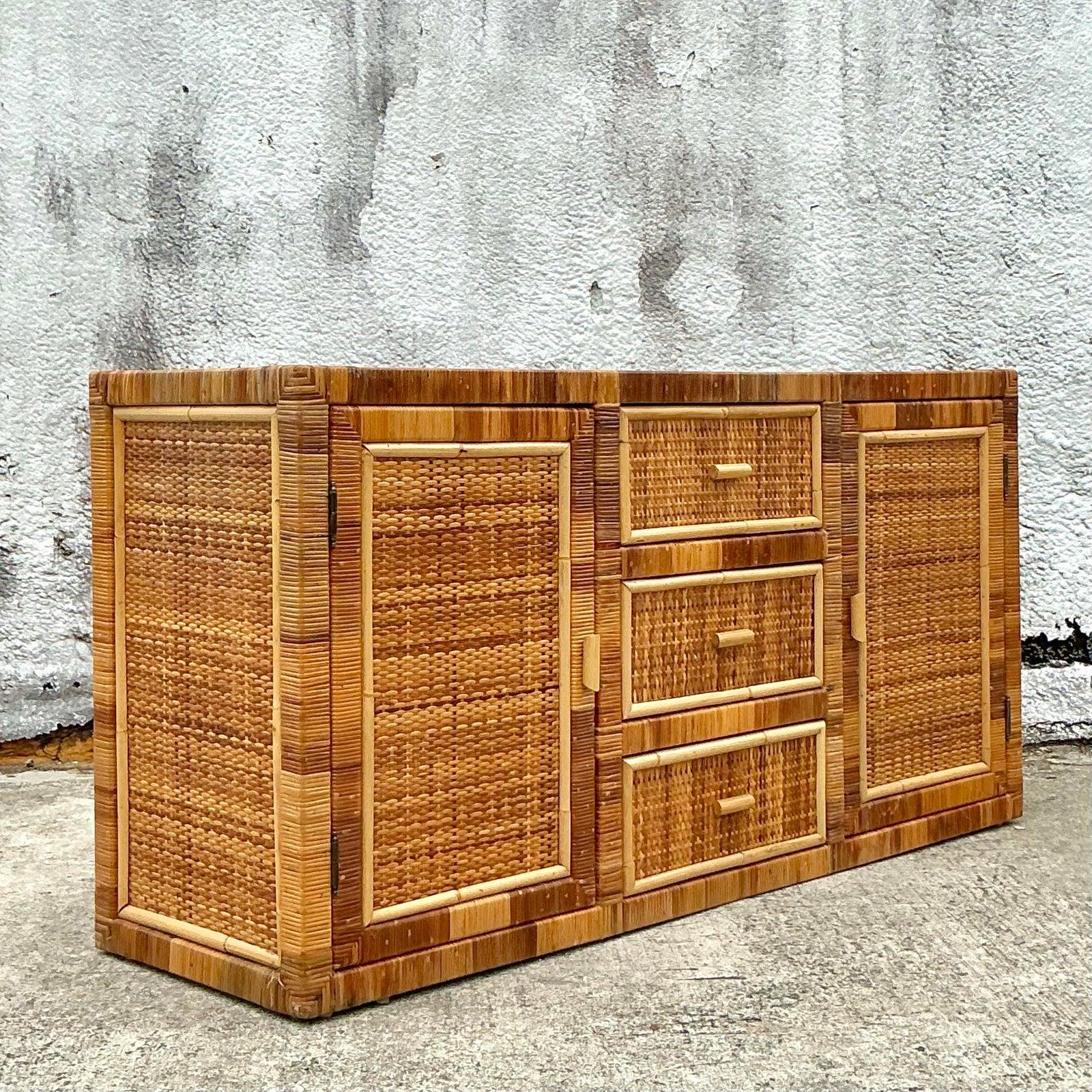 Credenza Vintage Coastal de ratán envuelto siglo XX en venta
