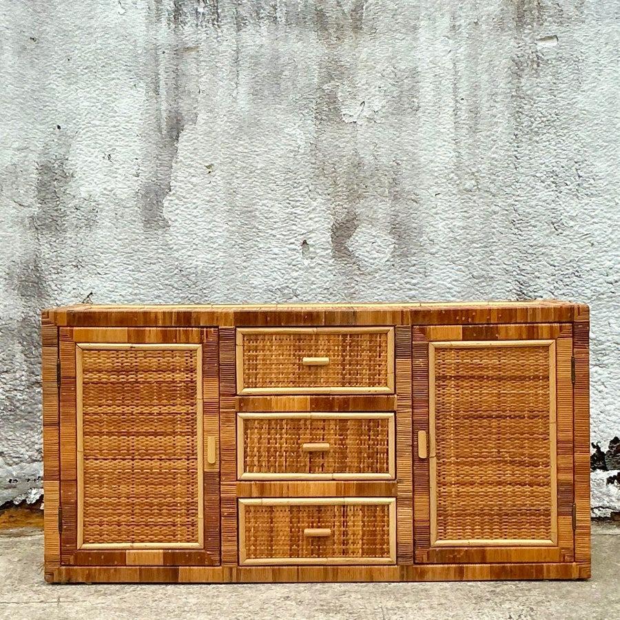 Rattan Credenza vintage in rattan intrecciata in stile costiero in vendita