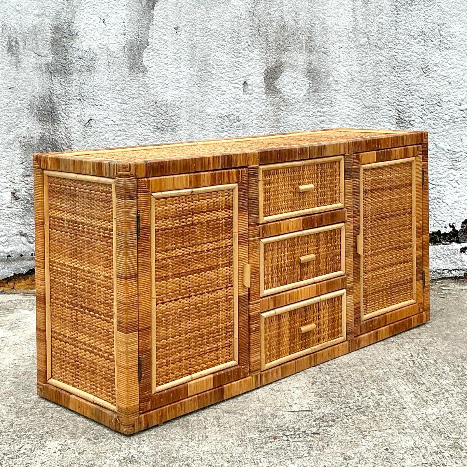 Credenza Vintage Coastal de ratán envuelto en venta 1