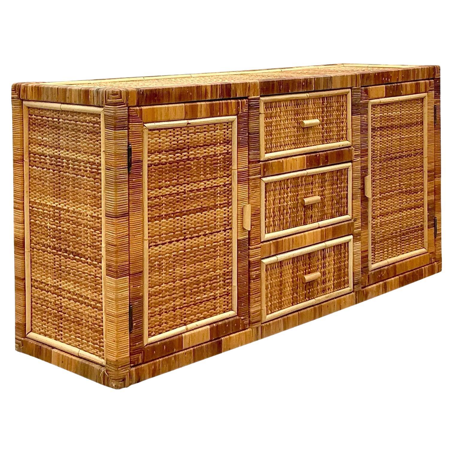 Credenza vintage in rattan intrecciata in stile costiero