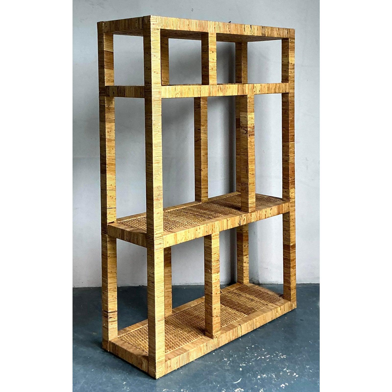 Infondi nella tua casa un'eleganza rilassata con questa etagere vintage in rattan avvolto in Costa. Questo splendido pezzo cattura l'essenza della vita in riva al mare, grazie alla costruzione in rattan meticolosamente avvolto che offre una texture