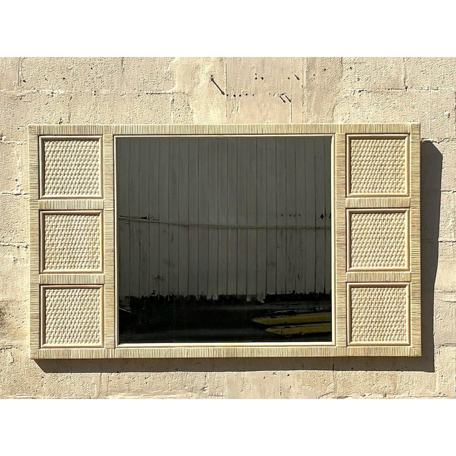 Aggiungi un tocco di fascino costiero al tuo spazio con questo splendido specchio vintage in rattan avvolto. Caratterizzato da una struttura in rattan intrecciato con un design classico a pannelli, questo pezzo incarna un'eleganza organica. I toni