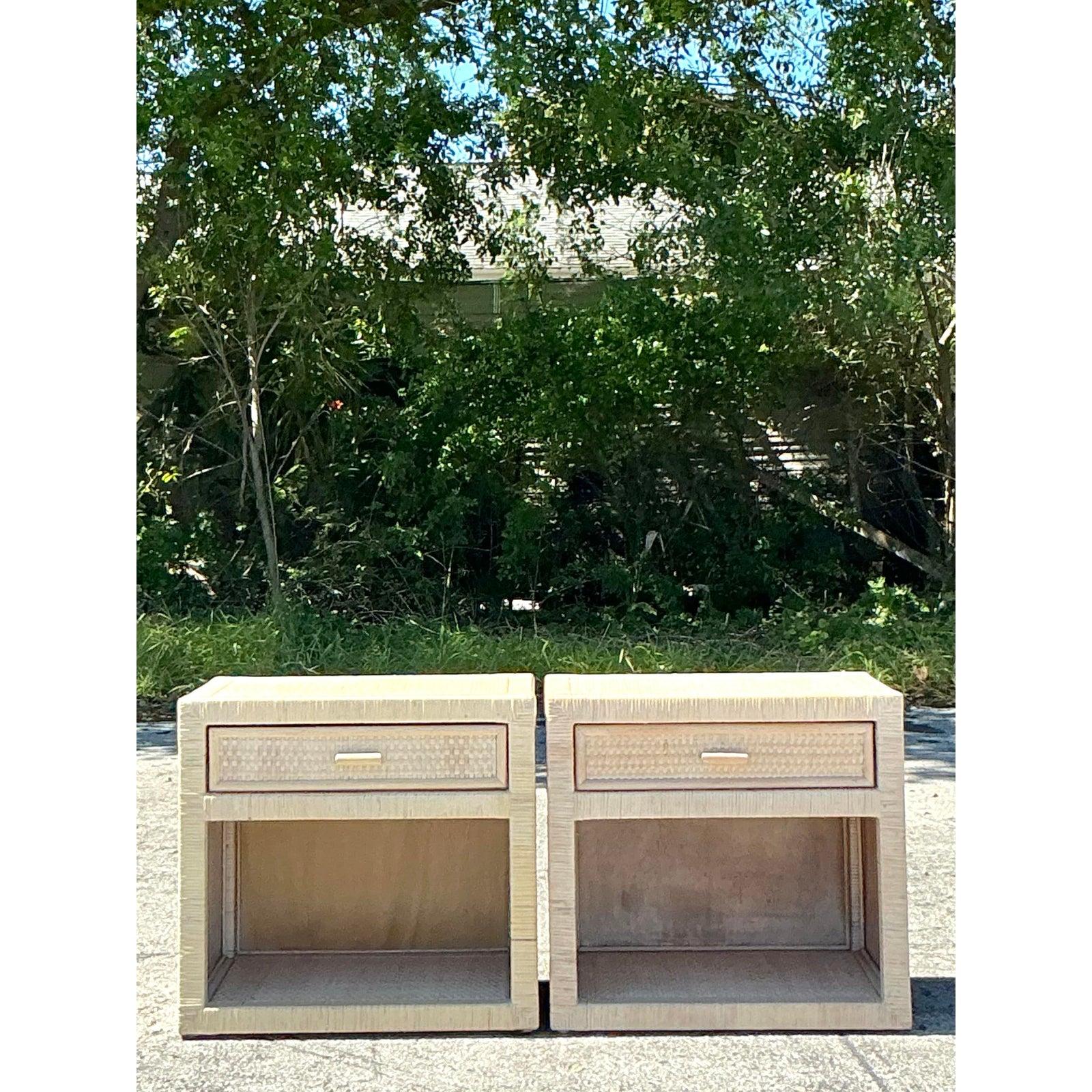 Ajoutez une touche de charme côtier décontracté à votre espace avec cette étonnante paire de tables de nuit en rotin enveloppées vintage. Magnifiquement fabriquées avec un design en rotin tressé et des détails enveloppés, ces tables de nuit exsudent