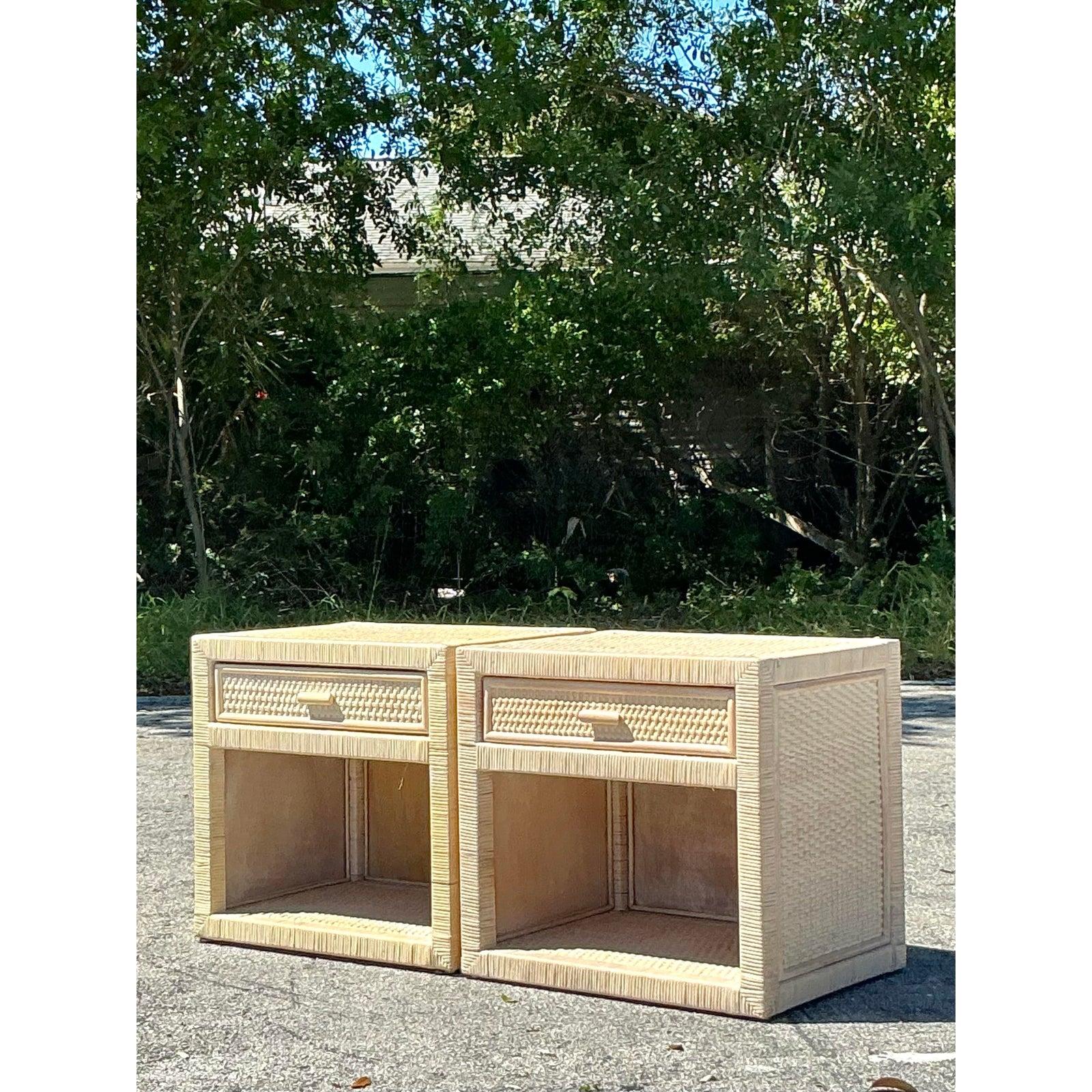 Philippin Paire de tables de nuit vintage en rotin enveloppé de la côte en vente