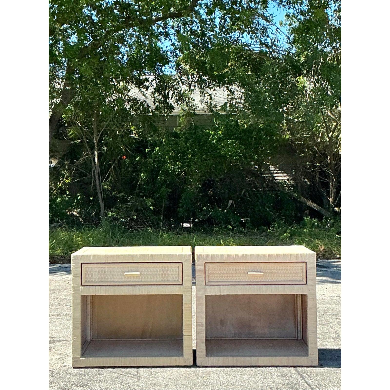 Paire de tables de nuit vintage en rotin enveloppé de la côte Bon état - En vente à west palm beach, FL