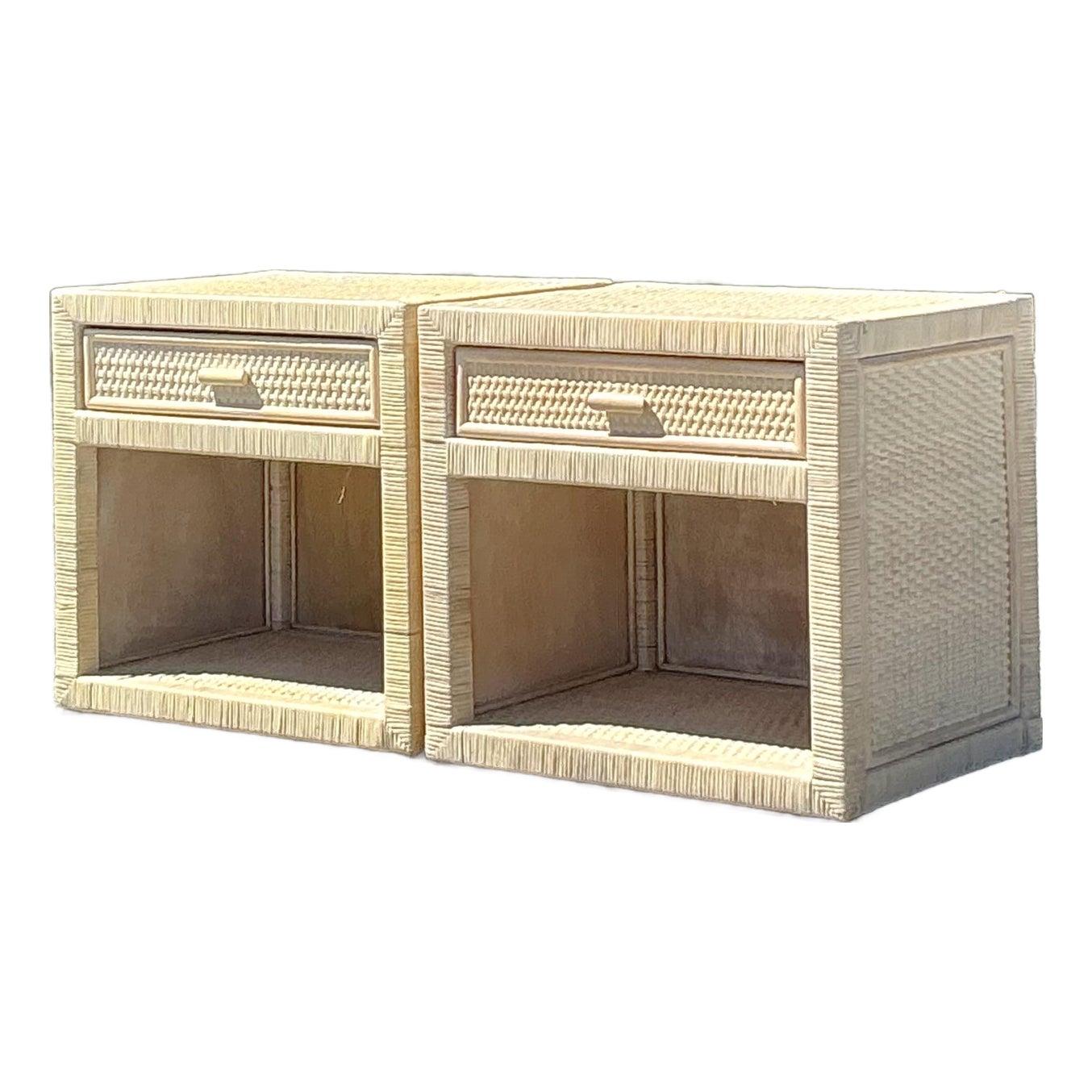 20ième siècle Paire de tables de nuit vintage en rotin enveloppé de la côte en vente