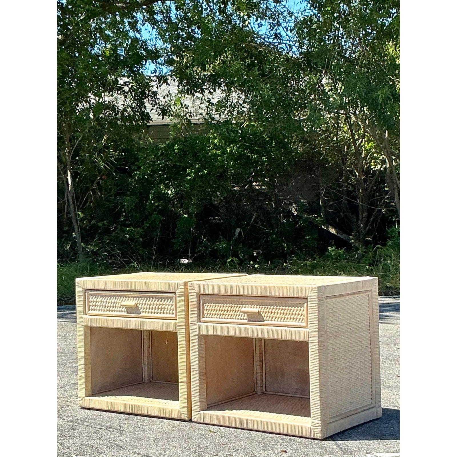 Paire de tables de nuit vintage en rotin enveloppé de la côte en vente 1