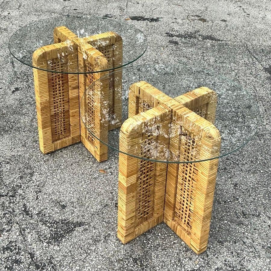 Pareja de mesas auxiliares vintage de ratán de la costa Estadounidense en venta