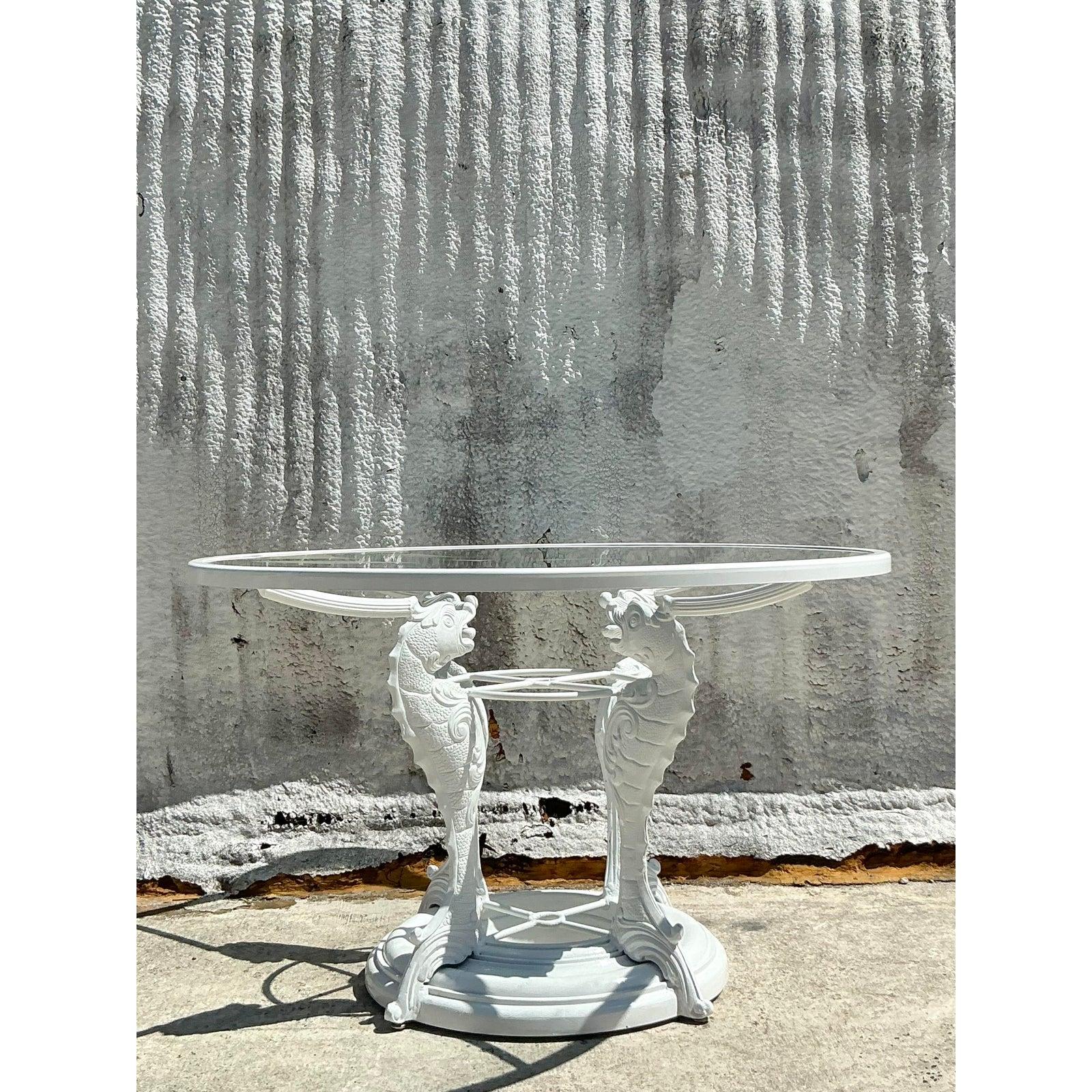 Infusez le charme côtier et l'élégance artistique à votre salle à manger avec cette exquise table de salle à manger koi en fer forgé vintage. Dotée d'une base sculpturale remarquable avec des motifs de poissons koï magnifiquement détaillés, cette