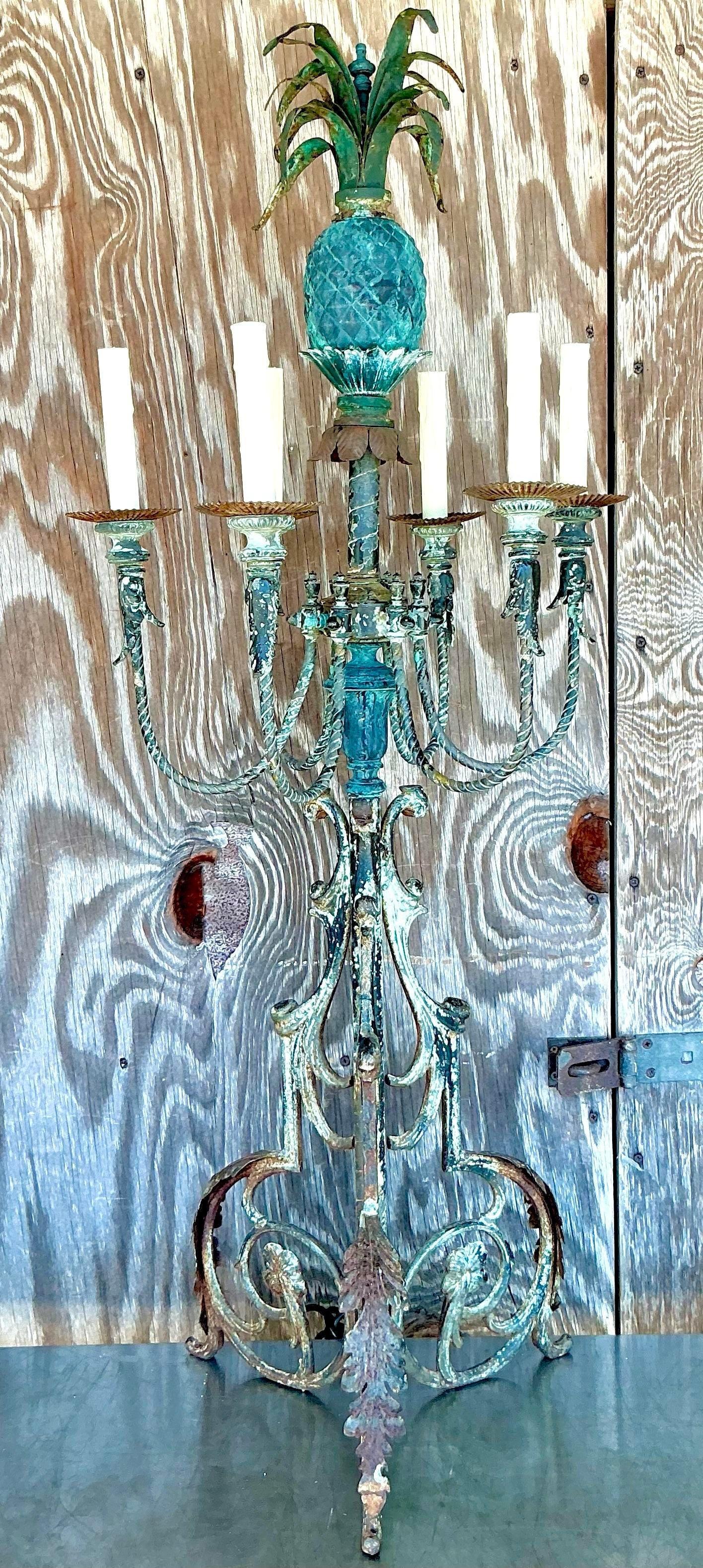 Illuminez votre espace avec la charmante lampe ananas en fer forgé Vintage By By. Dotée d'un ravissant design d'ananas et d'une solide construction en fer forgé, cette lampe ajoute une touche d'élégance côtière et de style tropical à n'importe