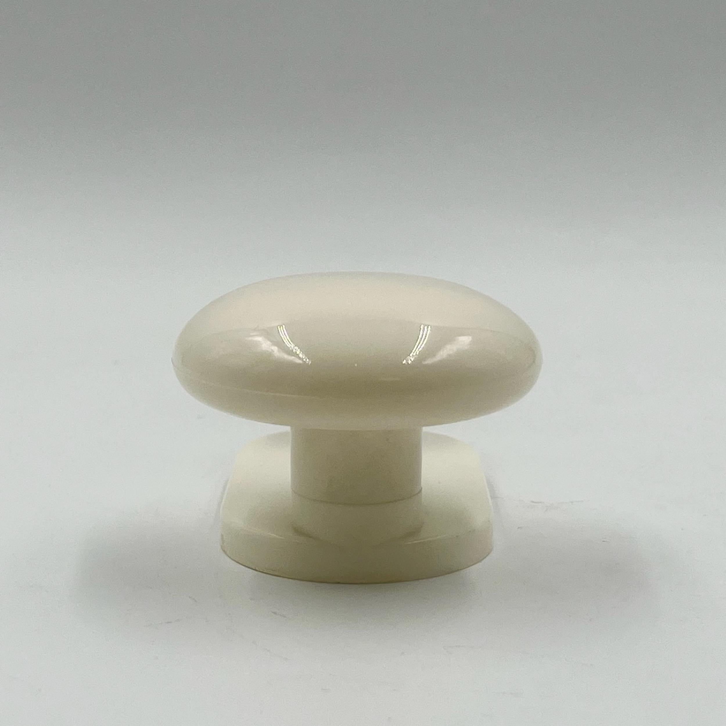 Elevate your interior with this exquisite set of vintage coat hangers designed by Carlo Bartoli for Con&Con in the 1970s. These sculptural coat hooks, crafted from molded plastic in a lustrous off-white finish, embody the clean, flowing lines