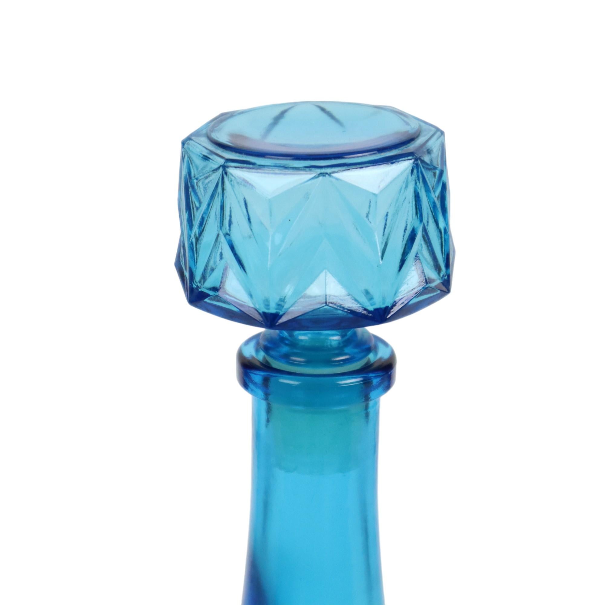 Carafe vintage bleu cobalt avec bouchon, capacité 0.5L, marquée sur le fond 'Bottle made in Belgium', seconde moitié du 20ème siècle.

Très belle carafe de couleur vive, idéale pour contenir du whisky ou toute autre liqueur, belle décoration en