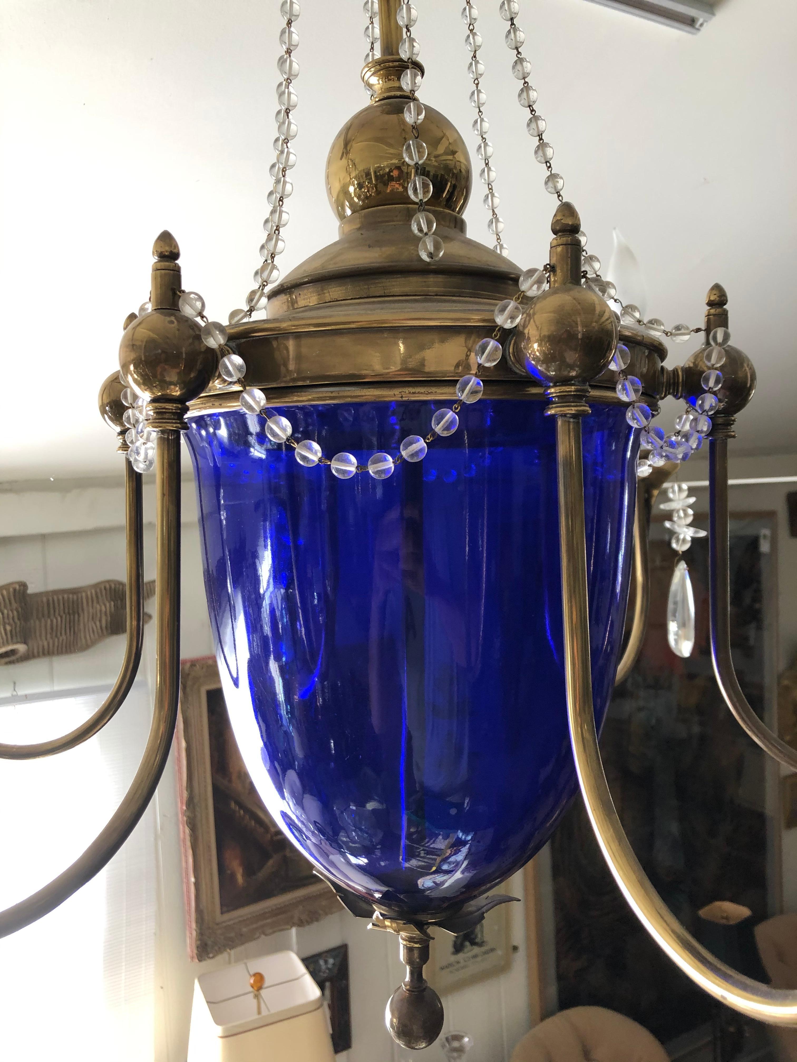 Vintage-Kronleuchter aus kobaltblauem Glas und Messing (Mitte des 20. Jahrhunderts)