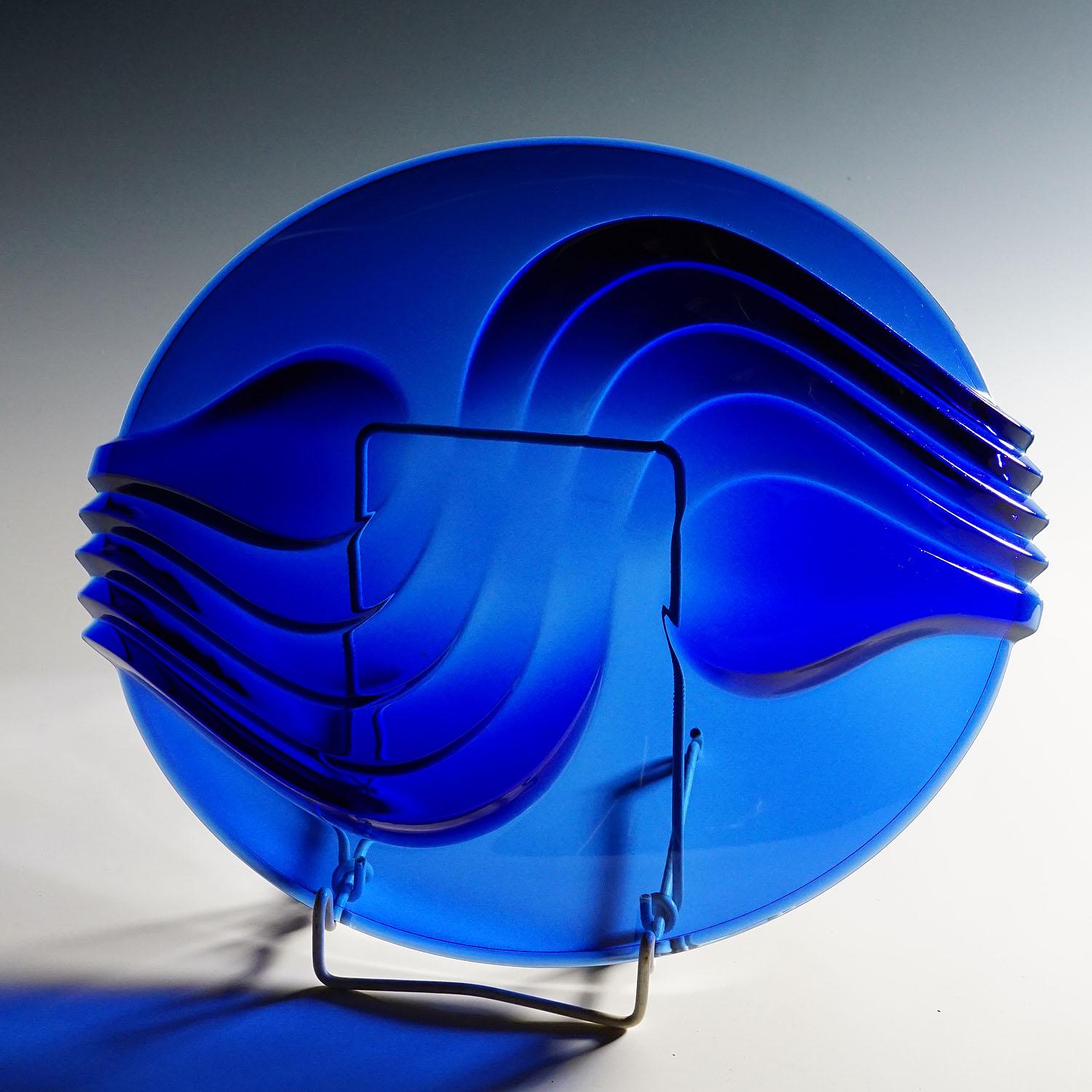 Verre d'art Assiette en verre bleu cobalt vintage d'Arcoroc, France en vente