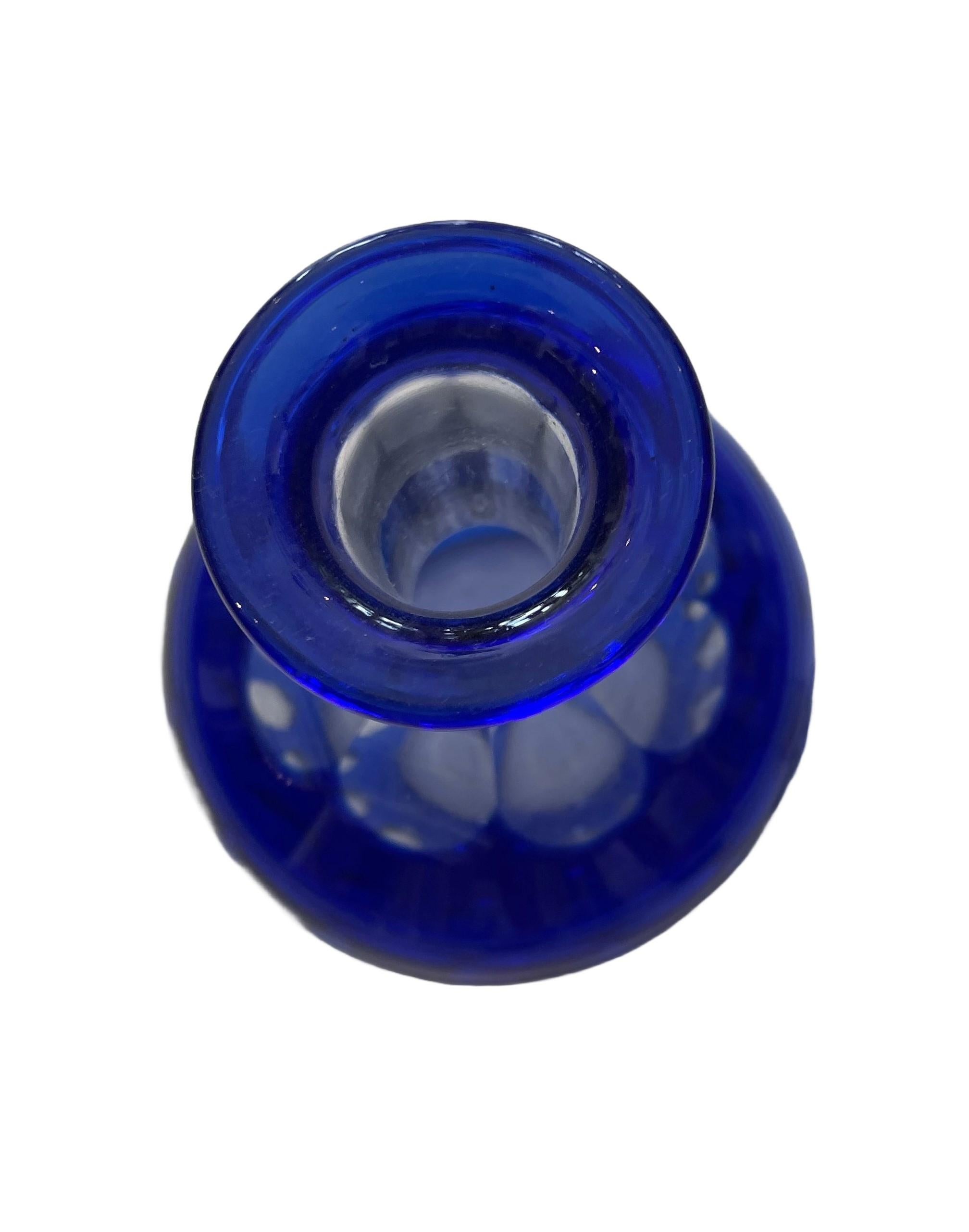 Bohémien Decanter in vetro trasparente con sovrapposizione blu cobalto d'epoca in vendita