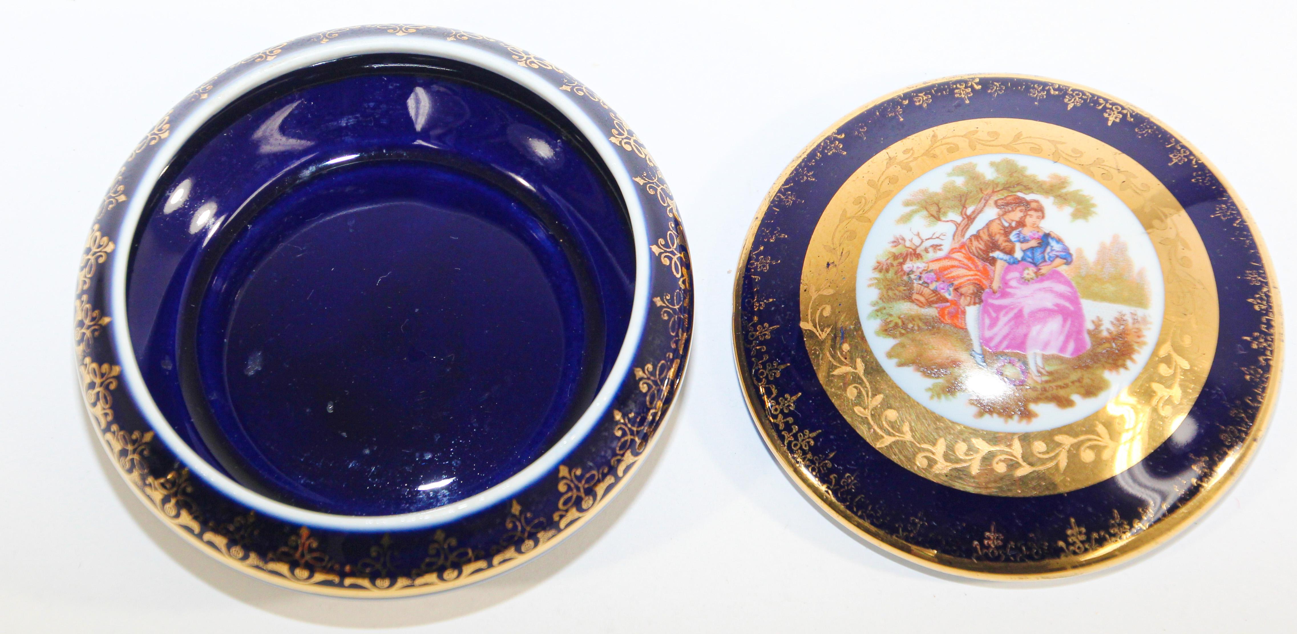 Français Boîte à bijoux vintage en or 22 carats bleu cobalt de Royal Limoges, France en vente