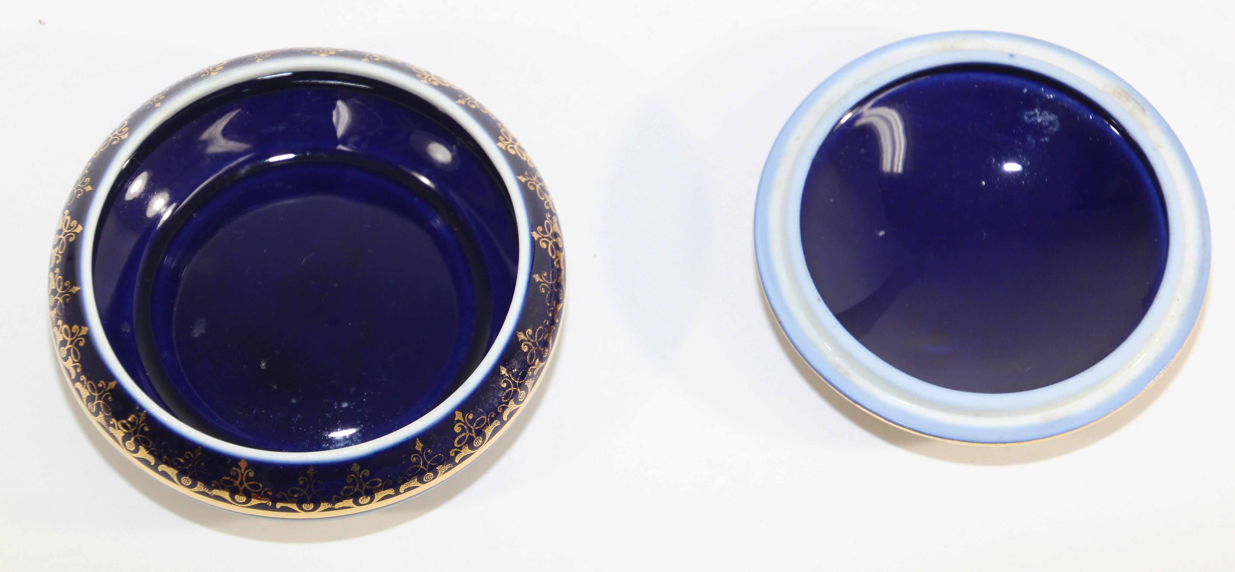 Peint à la main Boîte à bijoux vintage en or 22 carats bleu cobalt de Royal Limoges, France en vente