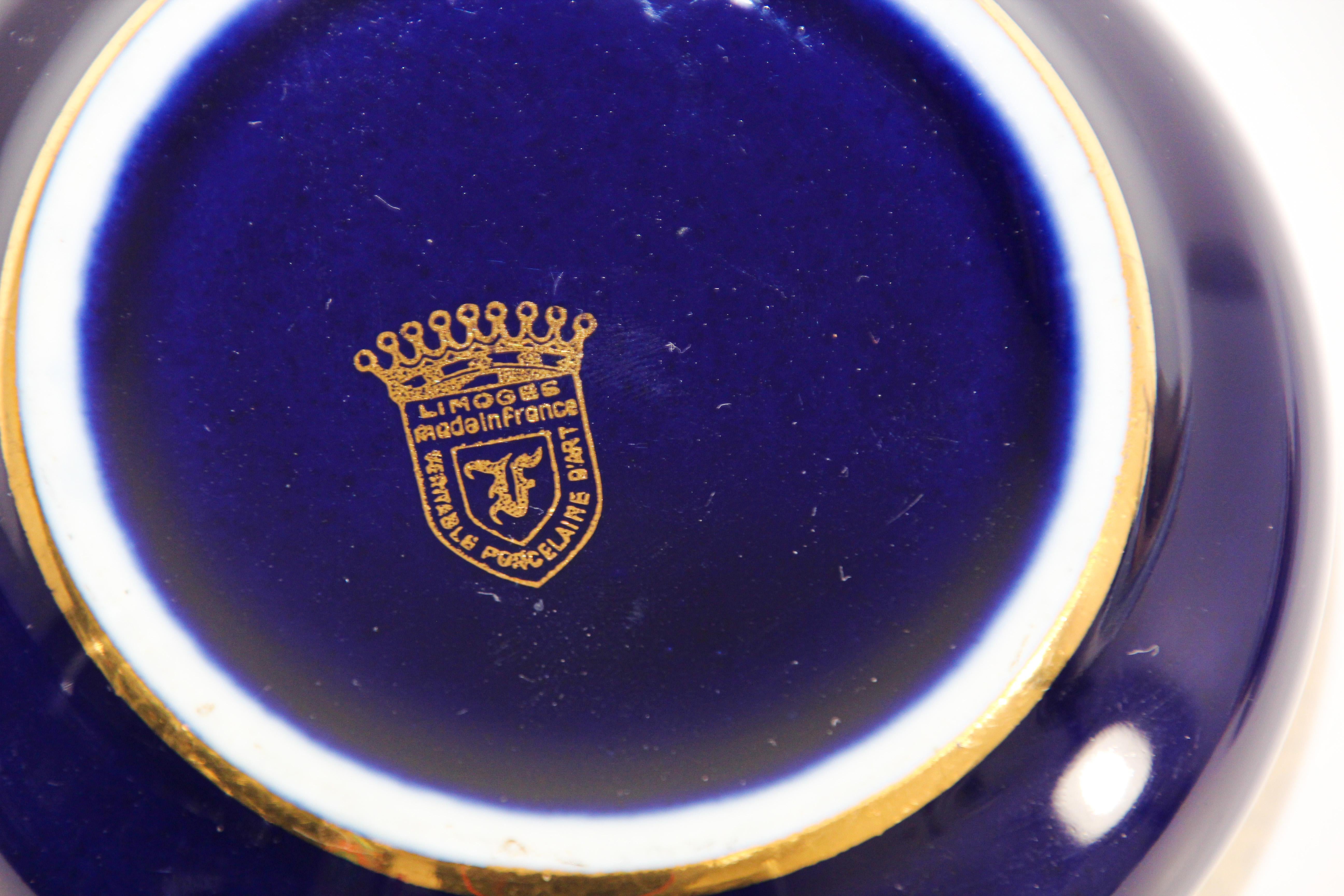 Boîte à bijoux vintage en or 22 carats bleu cobalt de Royal Limoges, France Bon état - En vente à North Hollywood, CA