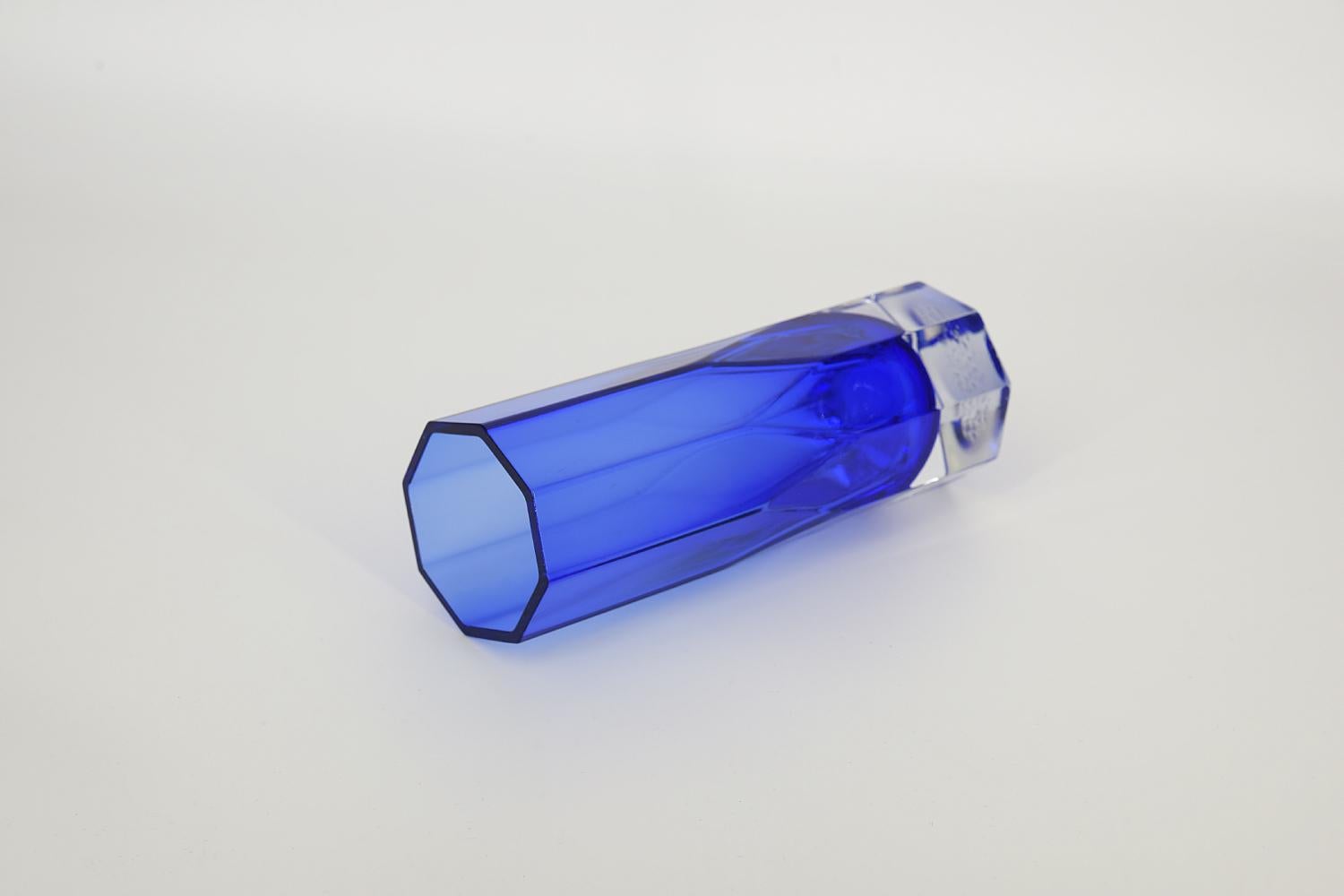 This tall, glass vase was designed by Gunnar Ander for the Swedish manufacturer Lindshammars Glasbruk during the 1950s. The vase is made of high quality thick cobalt glass.

Gunnar Ander (1908-1976) was a Swedish designer and architect. His design