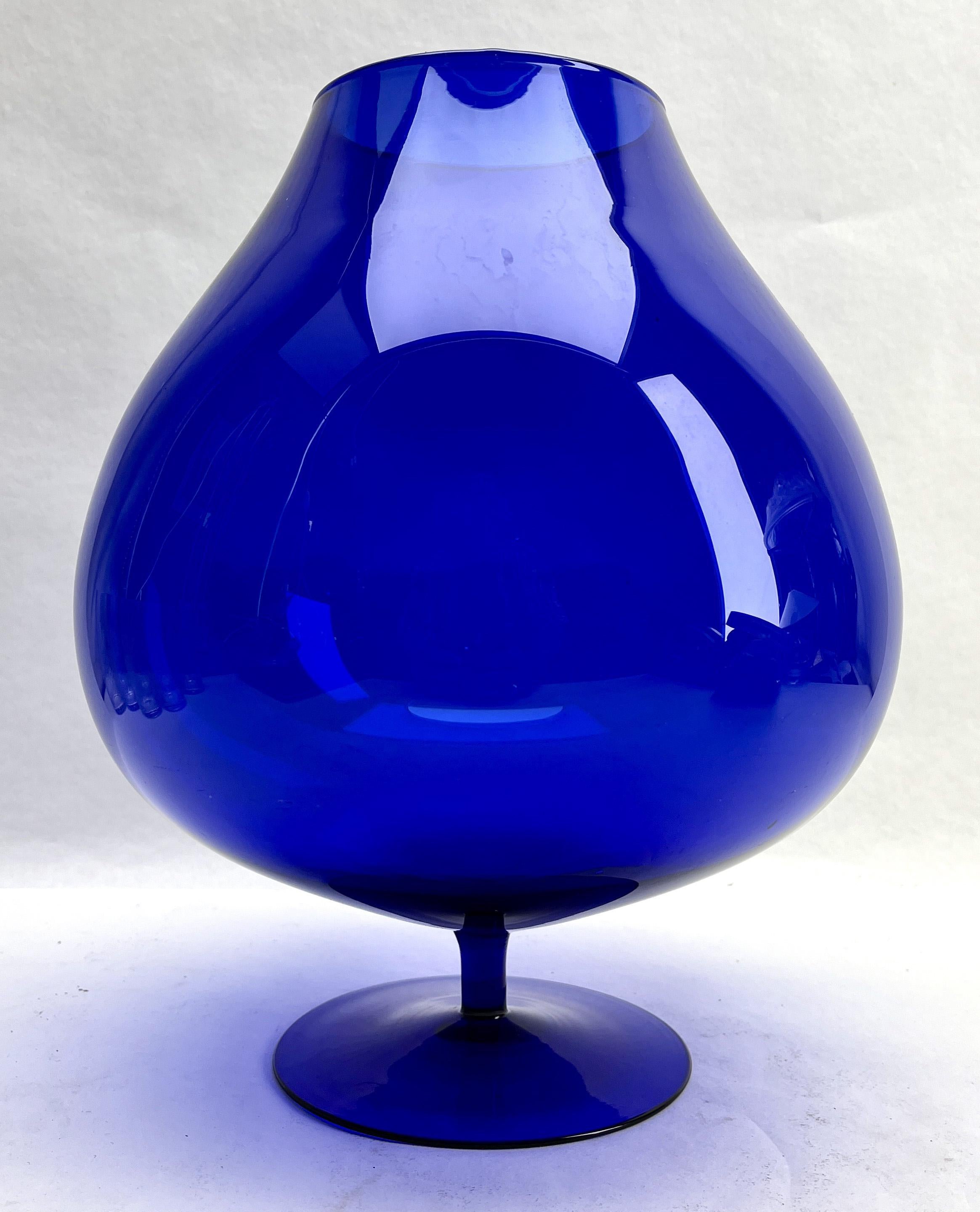 Opaline di Florence (Empoli) opalescent Italian art glass vase the late 1950s or early 1960s. 

Beautiful hand-blown opal and hand-applied one foot
Measures: 27 cm tall, diameter 20 cm

The piece is in excellent condition and a real beauty!.



 