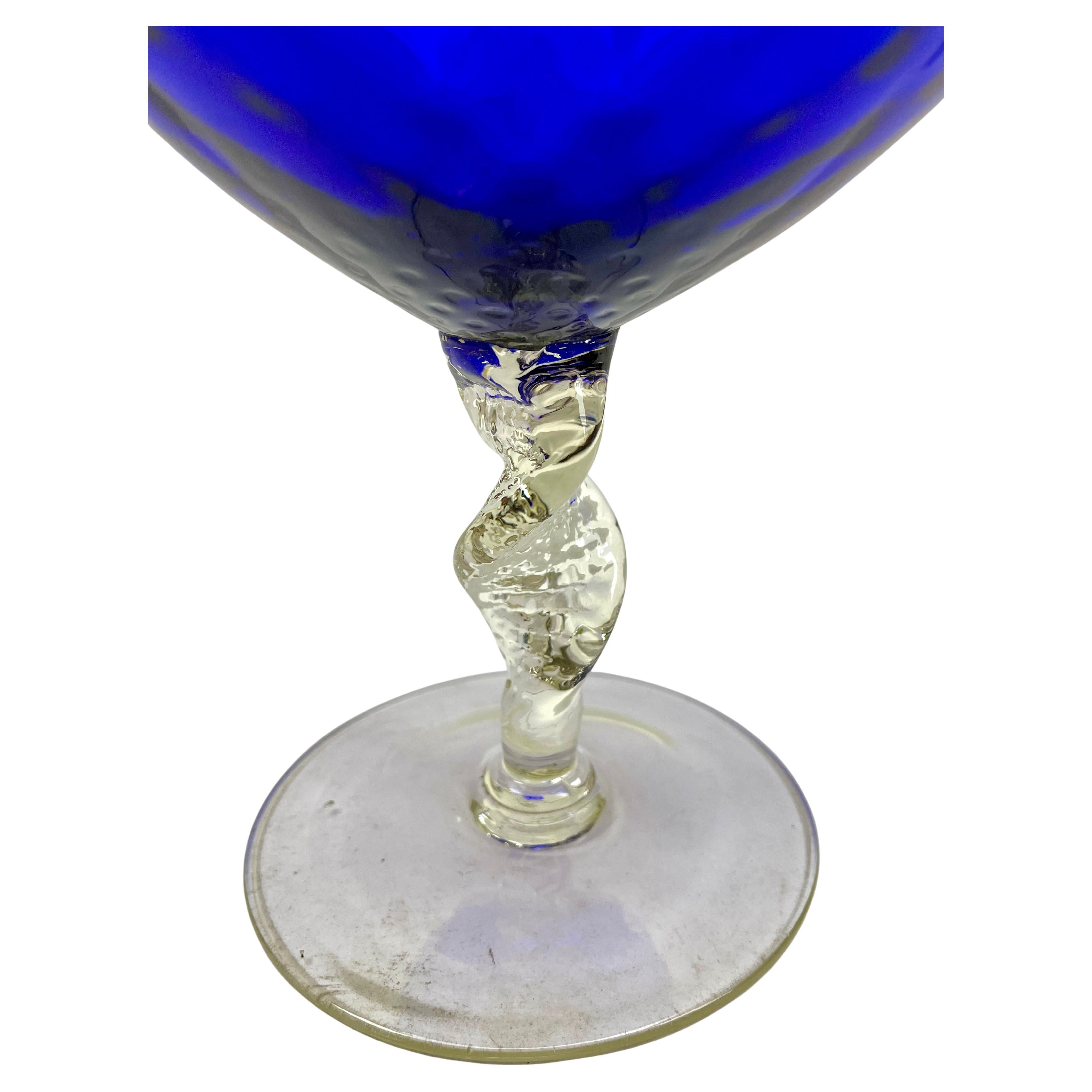 Vaso in vetro artistico opalescente italiano Opaline di Florence (Empoli), fine anni '50 o inizio anni '60. 

Splendido opale soffiato a mano e un piede applicato a mano
Misure: 33 cm di altezza, diametro 17 cm

Il pezzo è in ottime condizioni e una