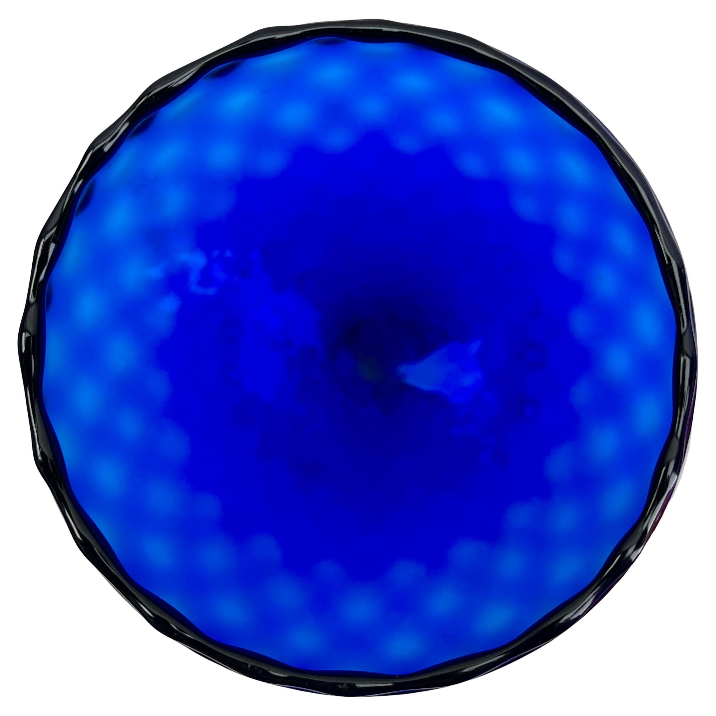 XX secolo Vaso opalino italiano cobalto opalescente d'epoca su piede da Firenze, anni '60 in vendita