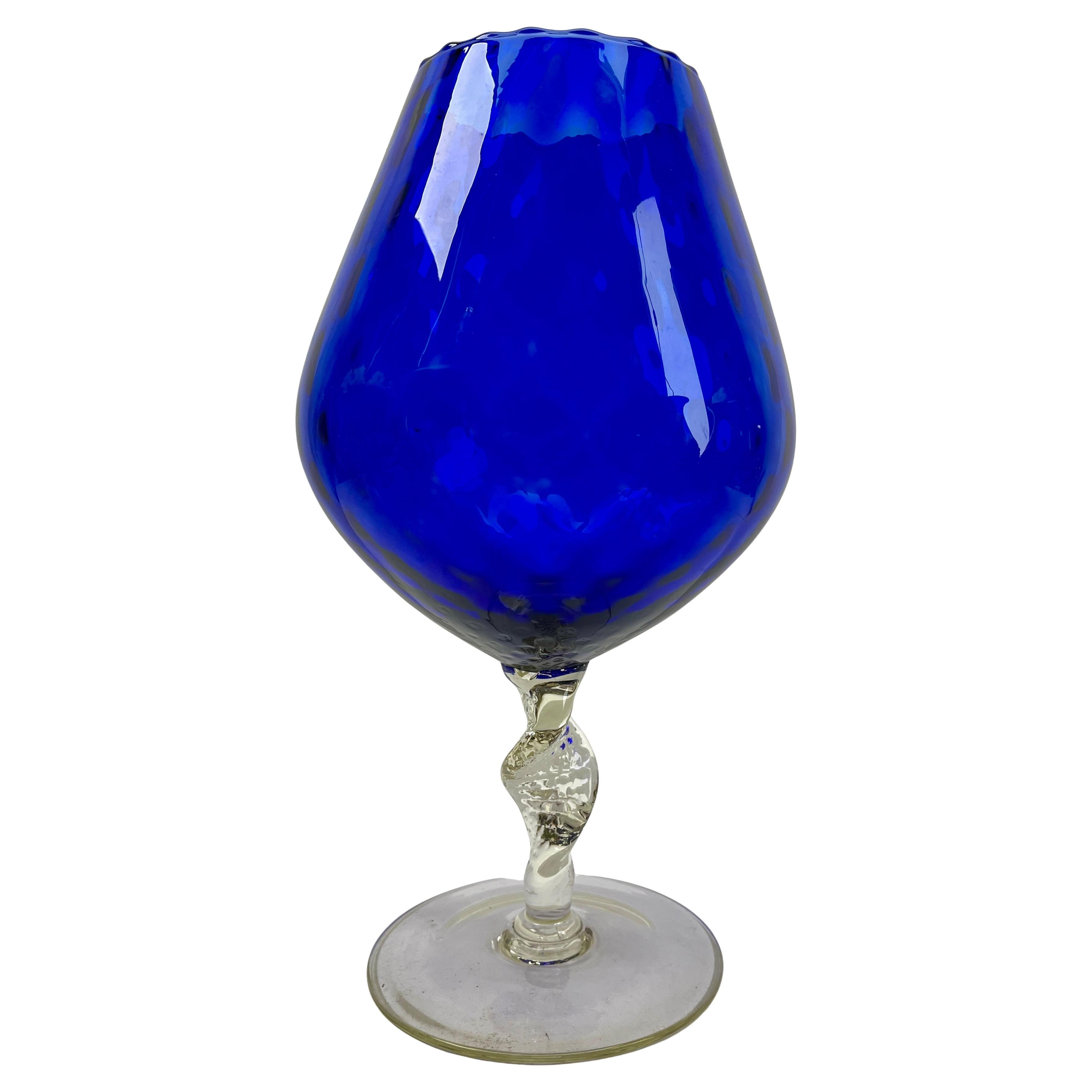 Vetro di Murano Vaso opalino italiano cobalto opalescente d'epoca su piede da Firenze, anni '60 in vendita